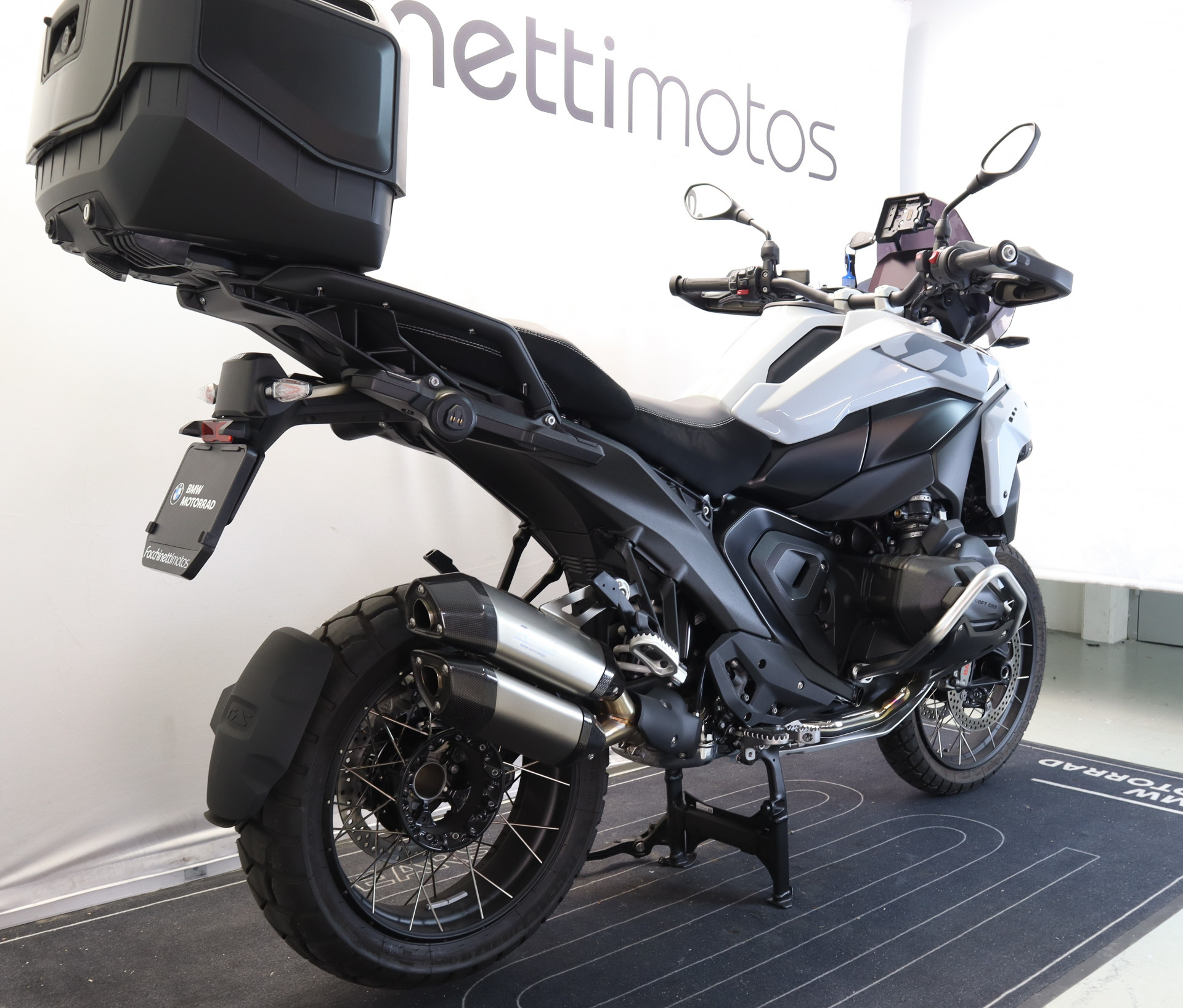 BMW R 1300 GS Triple Black *Services inclus 3ans/30 000 km*-showroom-element-3