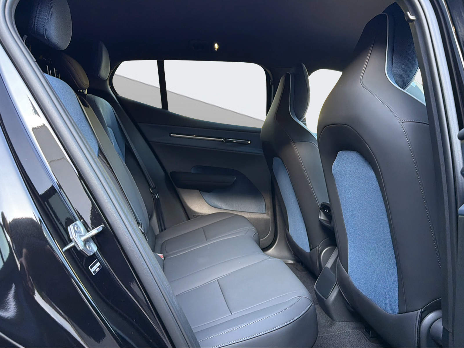 VOLVO EX30 P8 Plus AWD-image-12