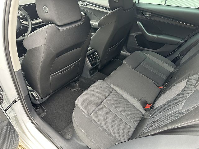 SKODA Octavia Combi 2.0 TDI DSG Ambition 4x4-image-8