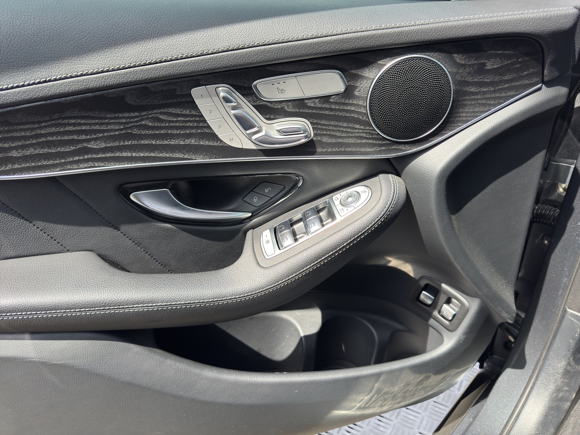 MERCEDES-BENZ GLC 300 AMG Line 4Matic 9G-Tronic-image-8