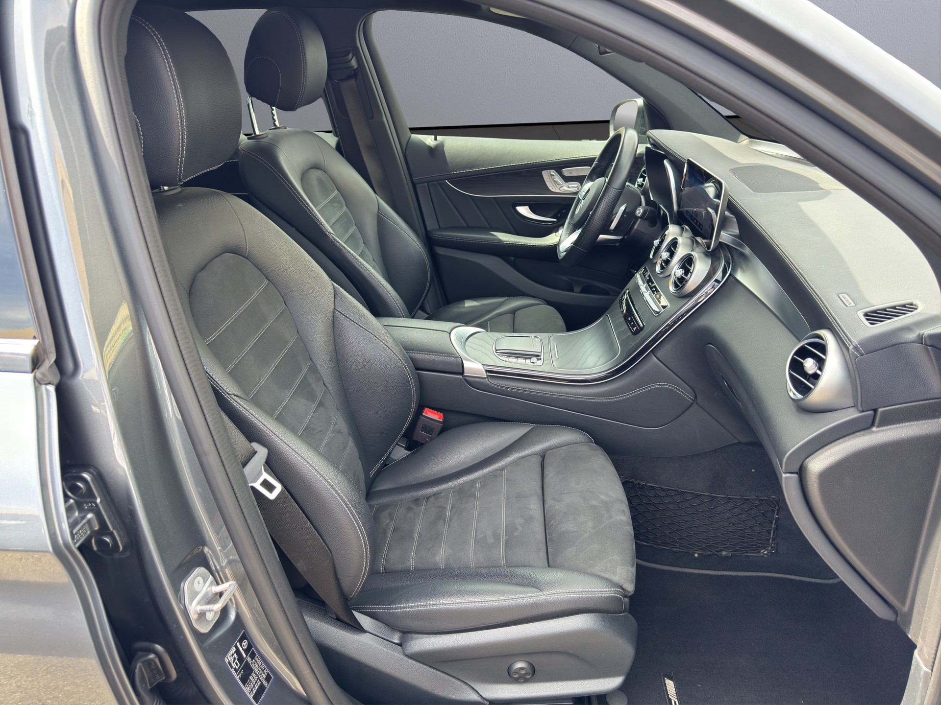 MERCEDES-BENZ GLC 300 AMG Line 4Matic 9G-Tronic-image-15