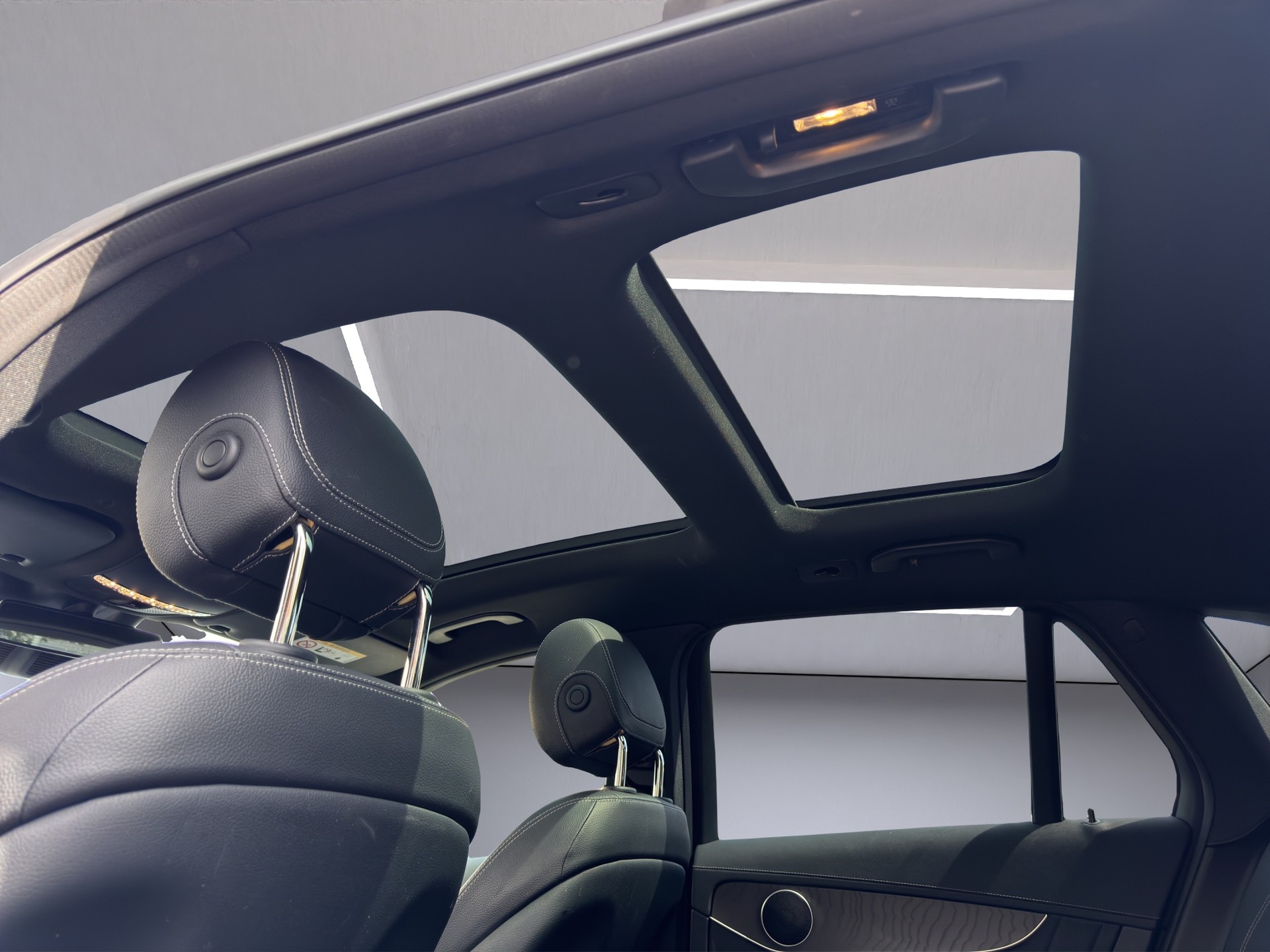 MERCEDES-BENZ GLC 300 AMG Line 4Matic 9G-Tronic-image-14