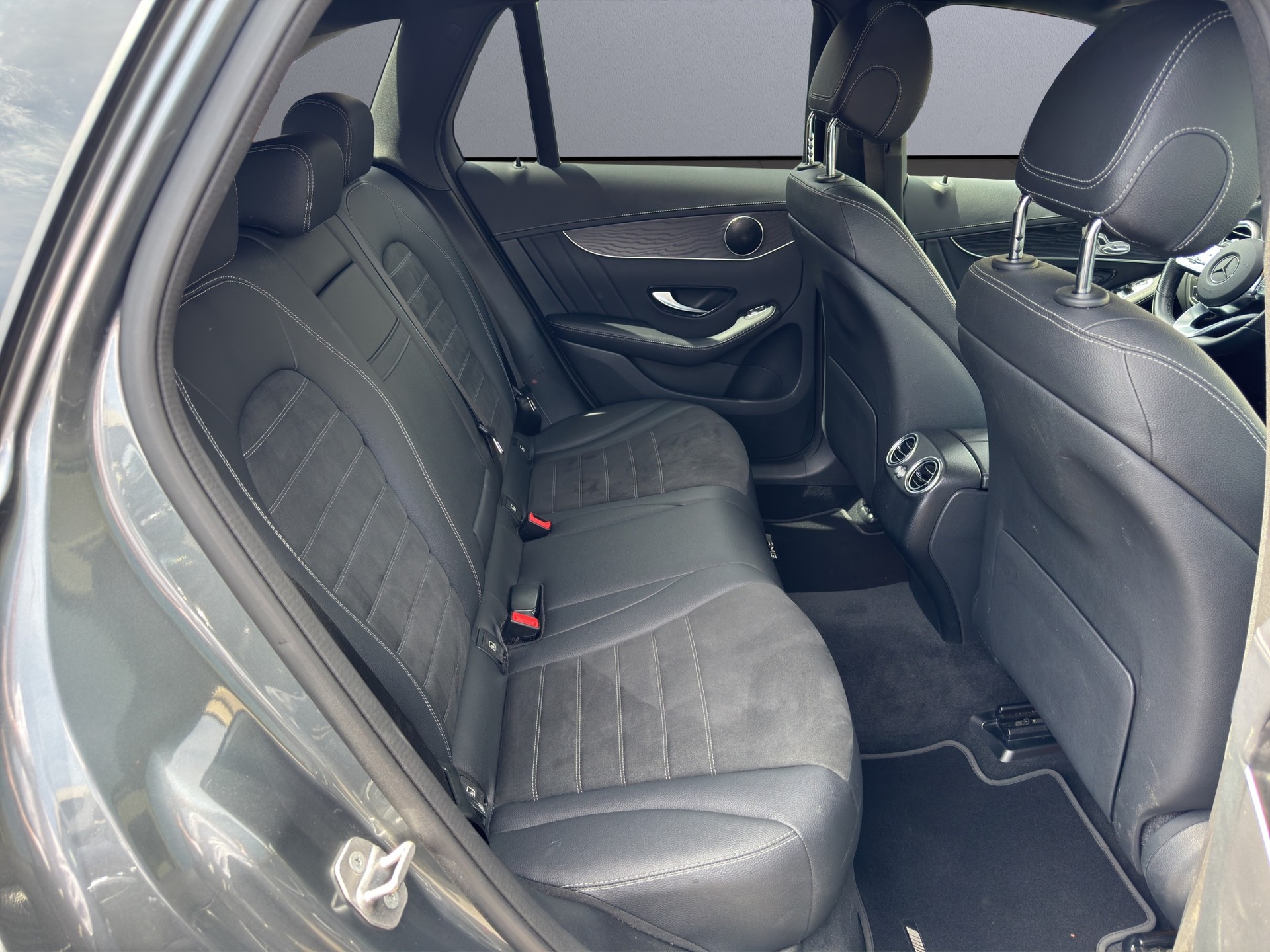 MERCEDES-BENZ GLC 300 AMG Line 4Matic 9G-Tronic-image-16