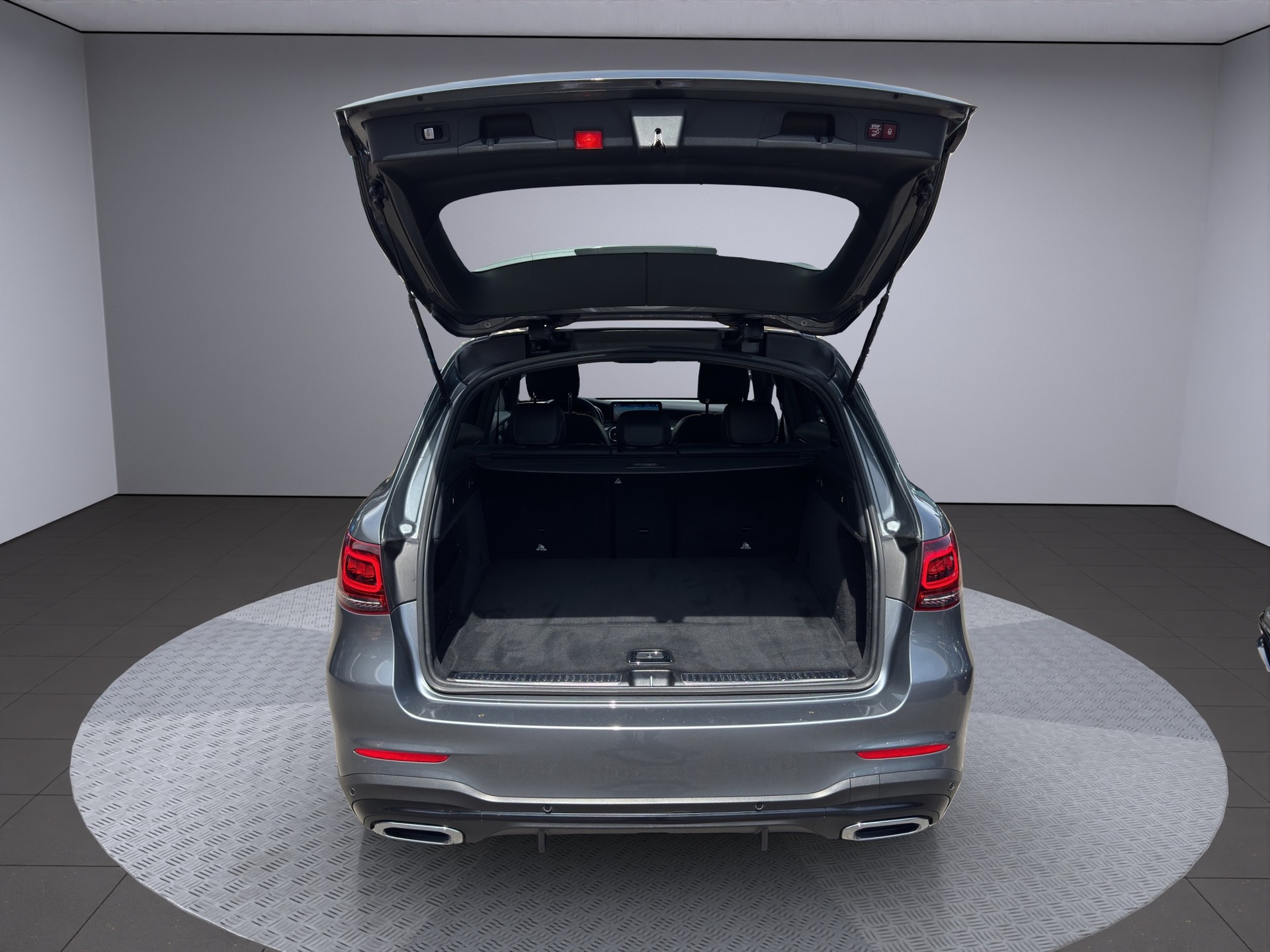 MERCEDES-BENZ GLC 300 AMG Line 4Matic 9G-Tronic-image-17
