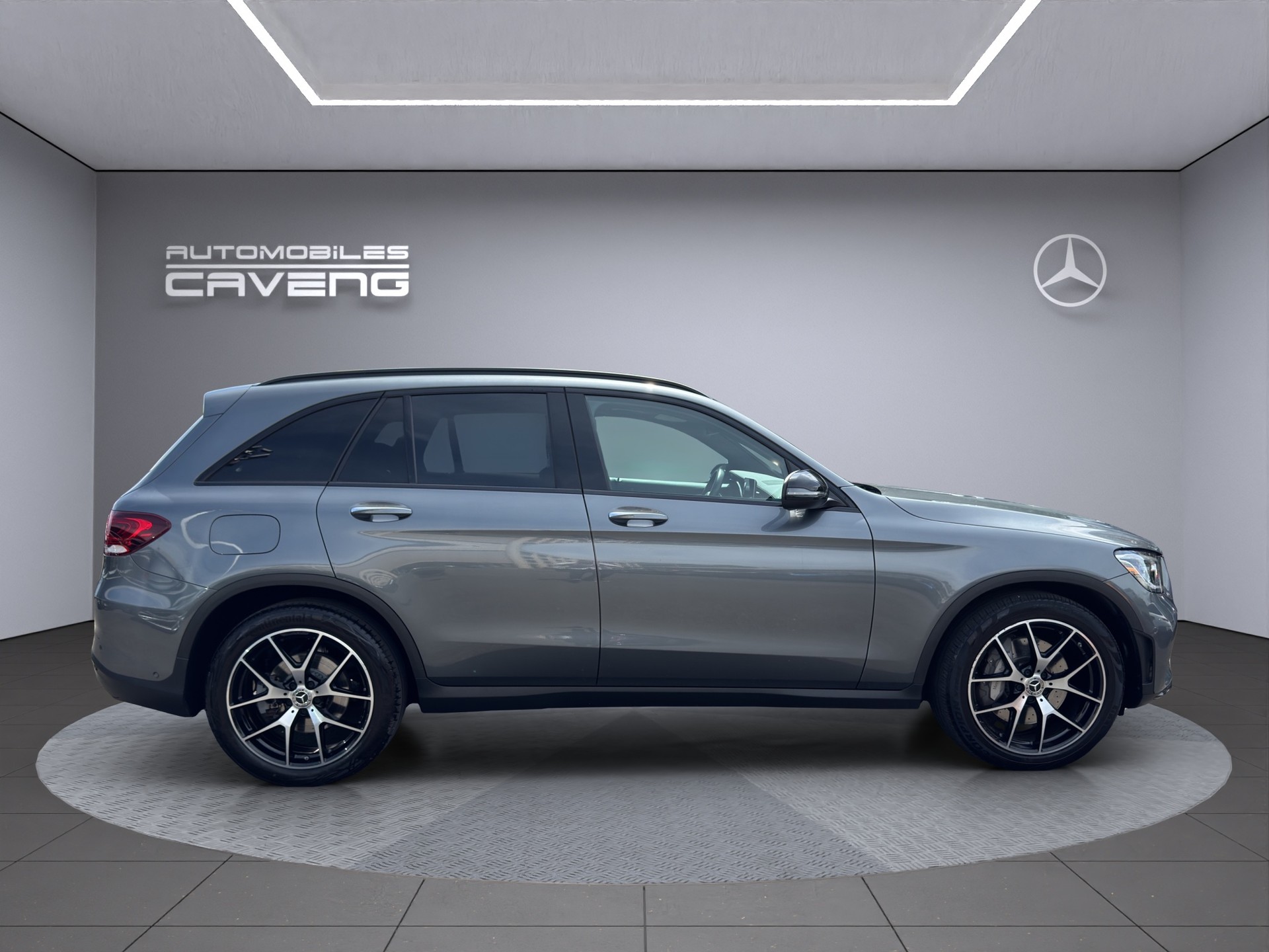 MERCEDES-BENZ GLC 300 AMG Line 4Matic 9G-Tronic-image-5