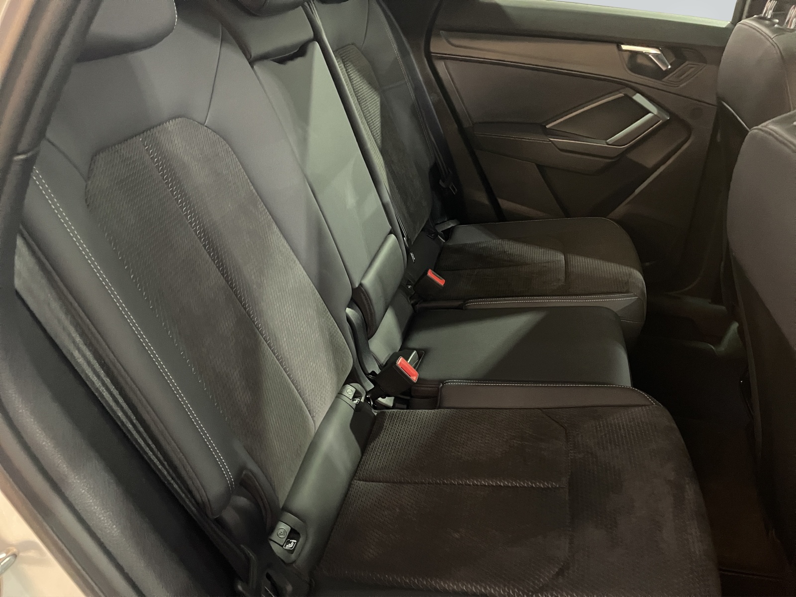 AUDI Q3 35 TDI S line Attraction quattro S-tronic-image-9