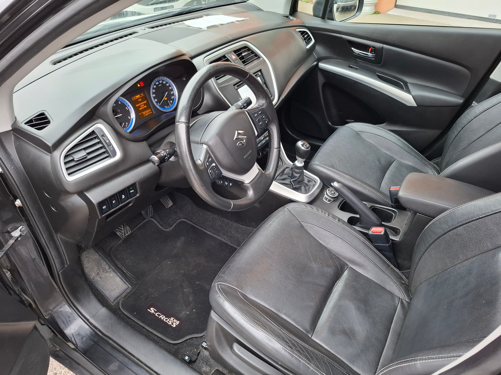 SUZUKI SX4 S-Cross 1.6 TD Sergio Cellano Top 4WD-image-7