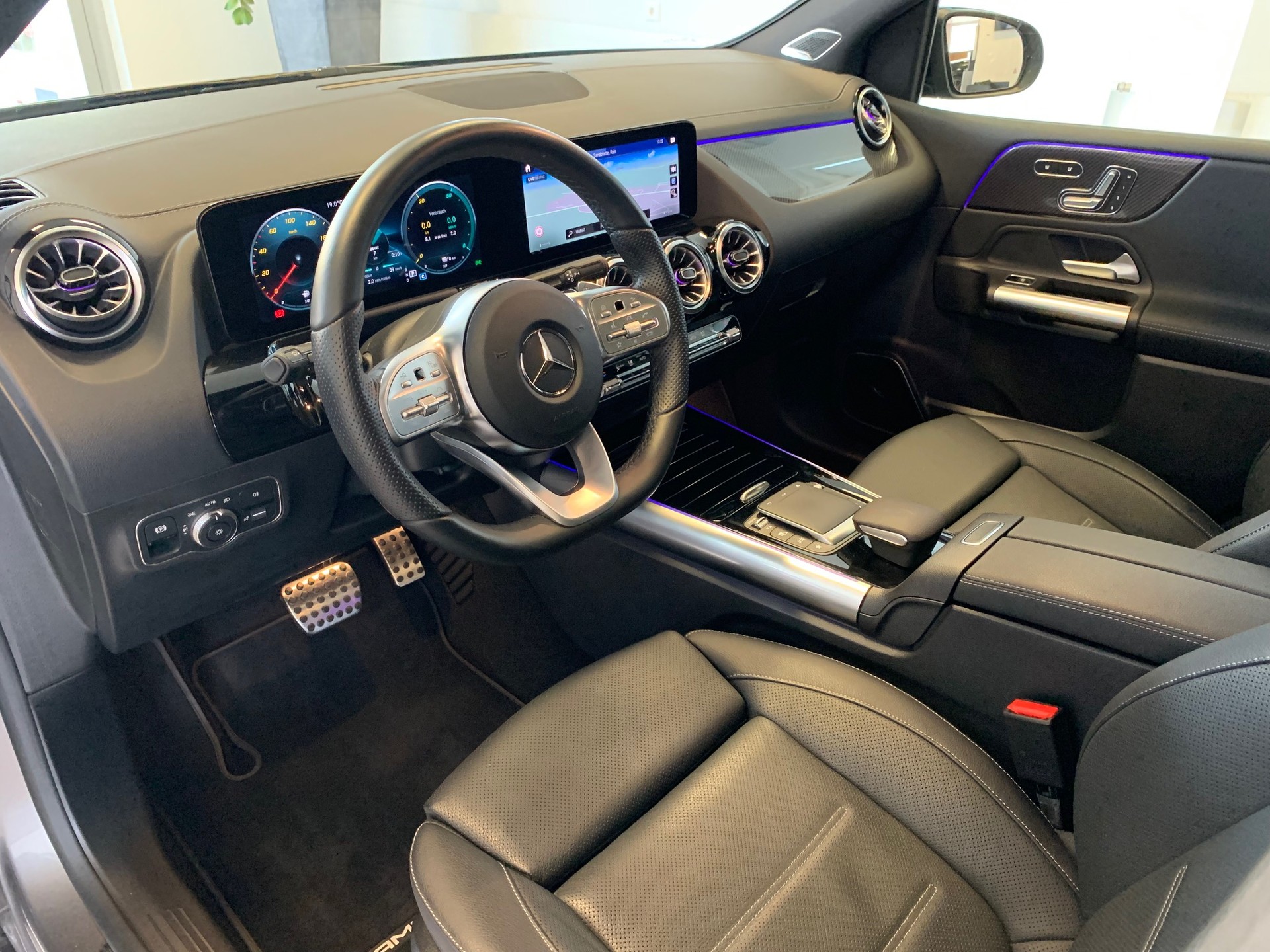 MERCEDES-BENZ B 250 e AMG Line 8G-DCT-image-4