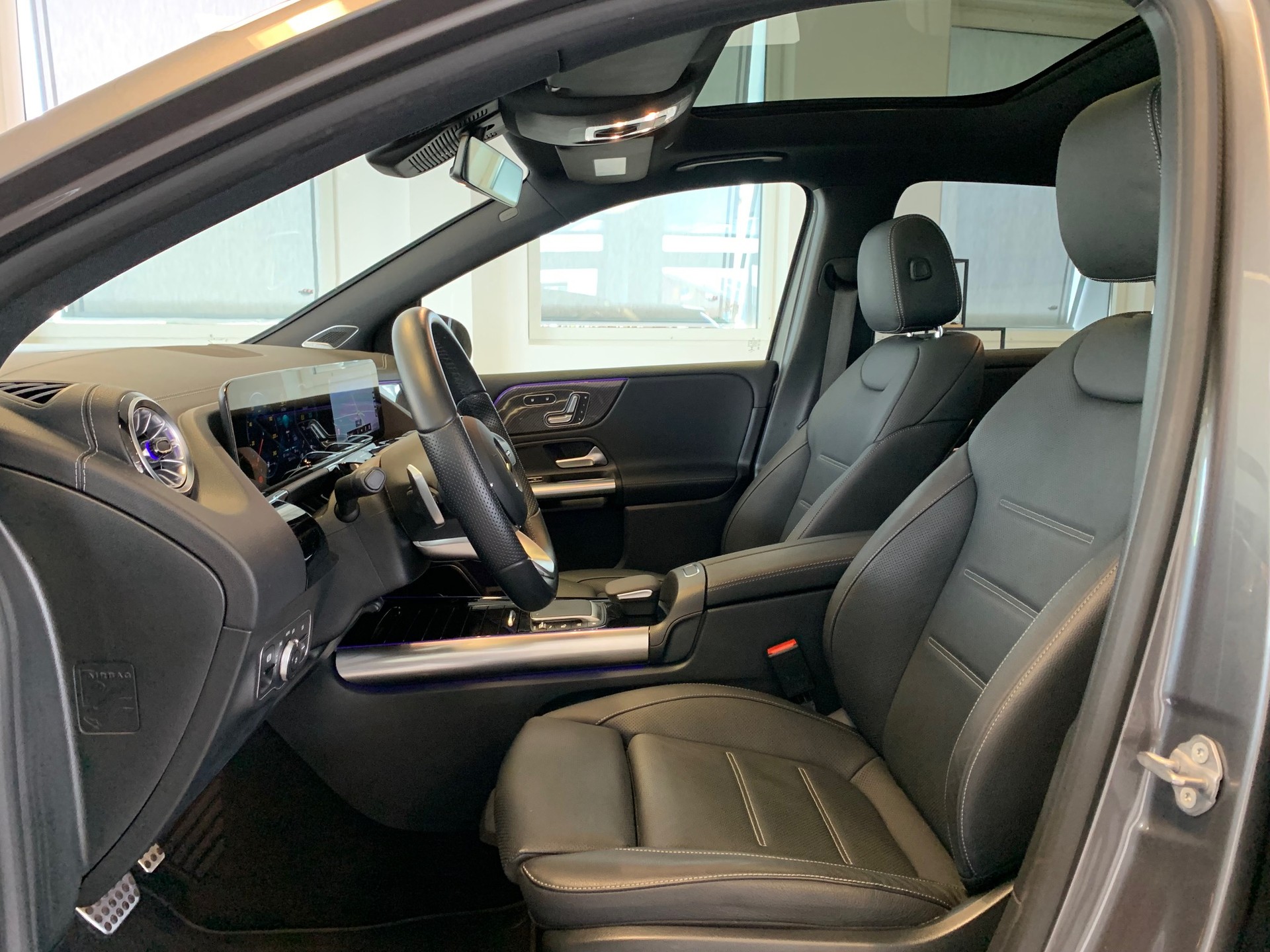 MERCEDES-BENZ B 250 e AMG Line 8G-DCT-image-6