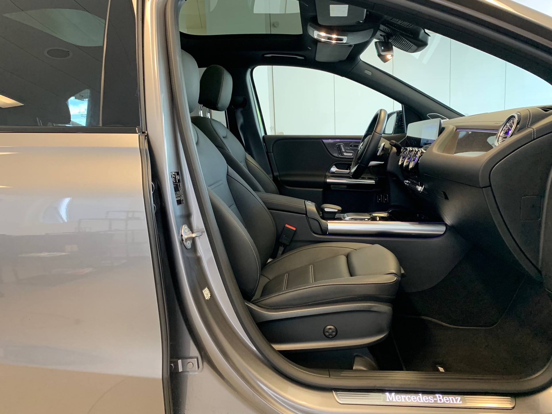 MERCEDES-BENZ B 250 e AMG Line 8G-DCT-image-9