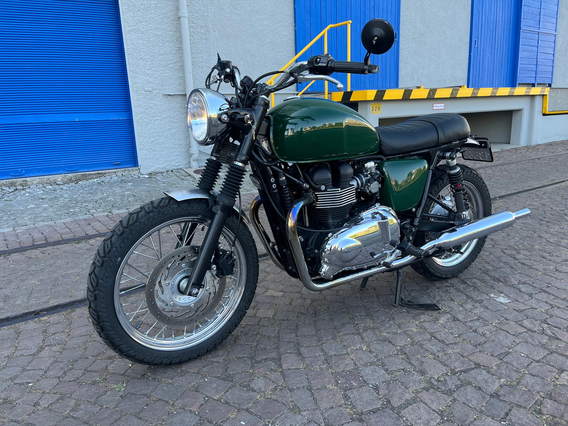 TRIUMPH Bonneville 900 i T 100-image-2