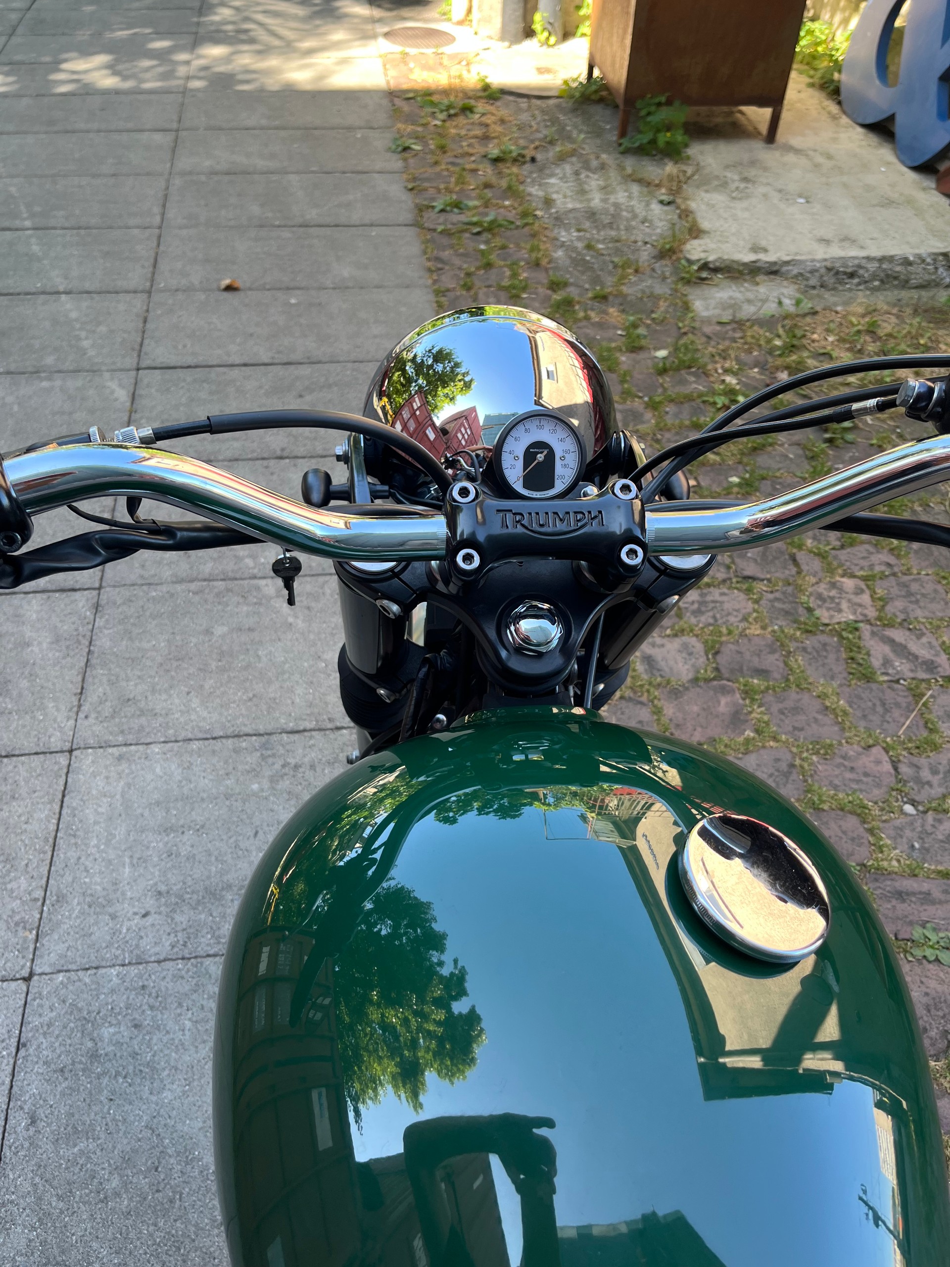 TRIUMPH Bonneville 900 i T 100-image-9