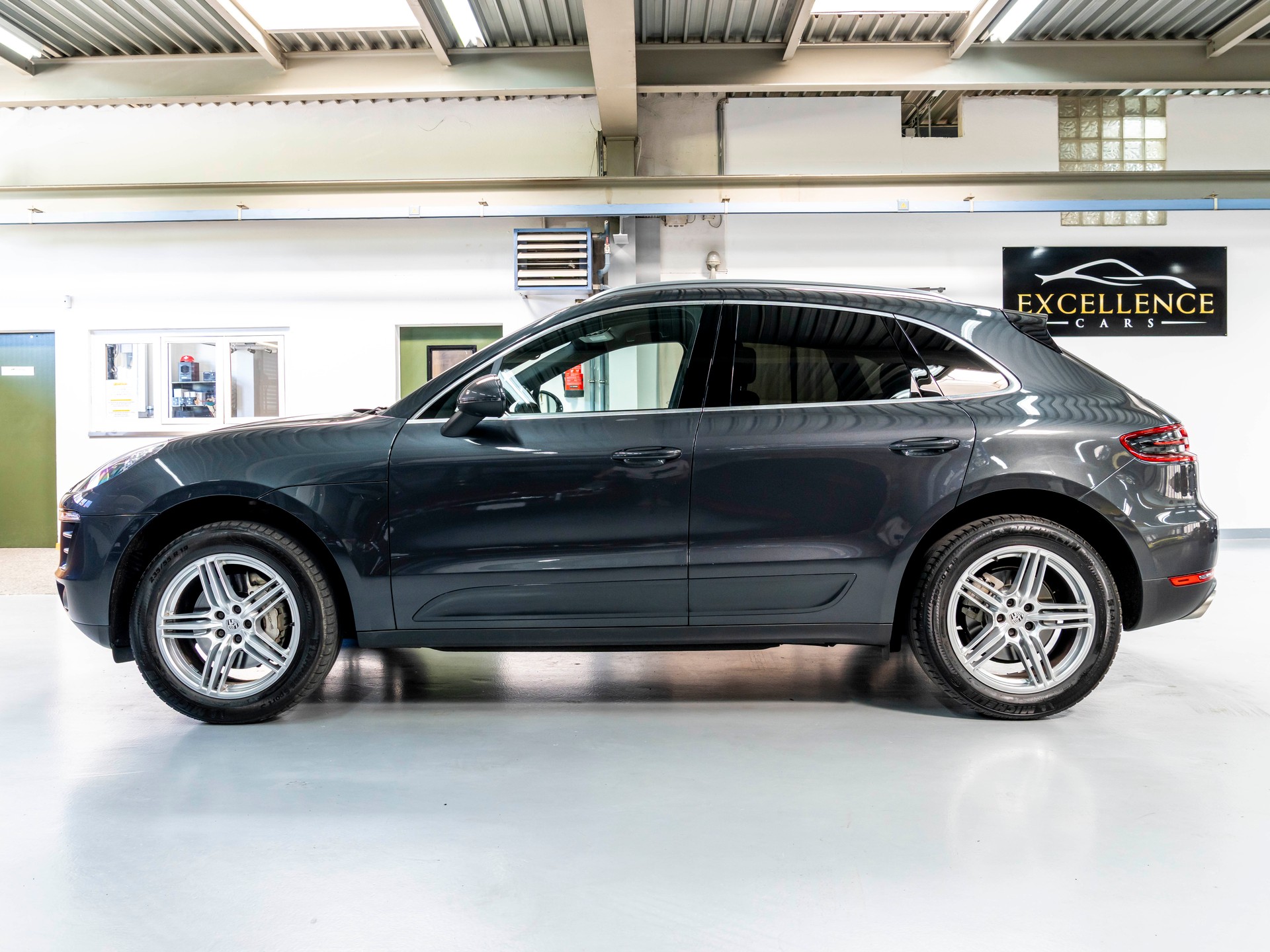 PORSCHE Macan S PDK-showroom-element-3