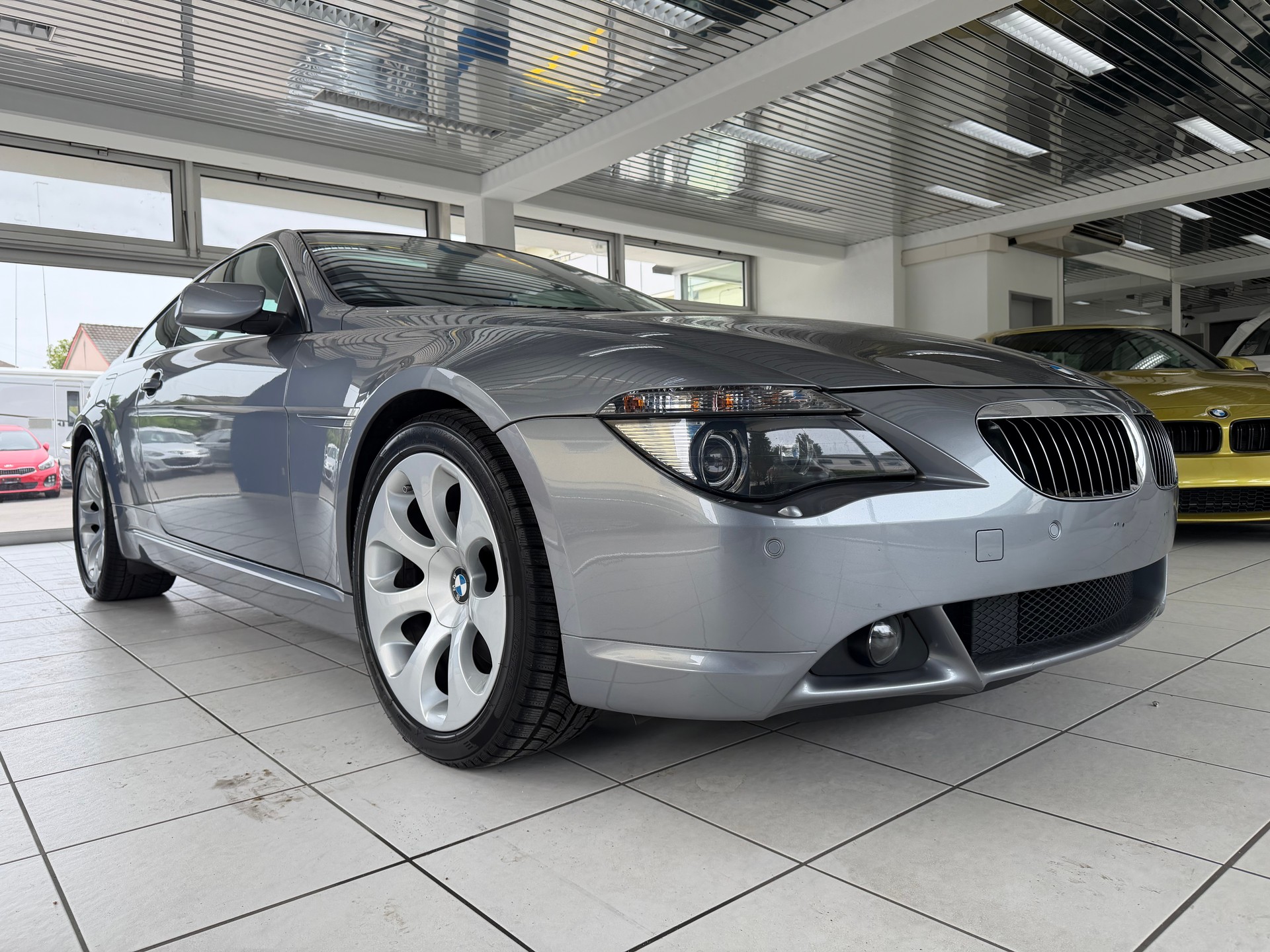 BMW 645i-showroom-element-3