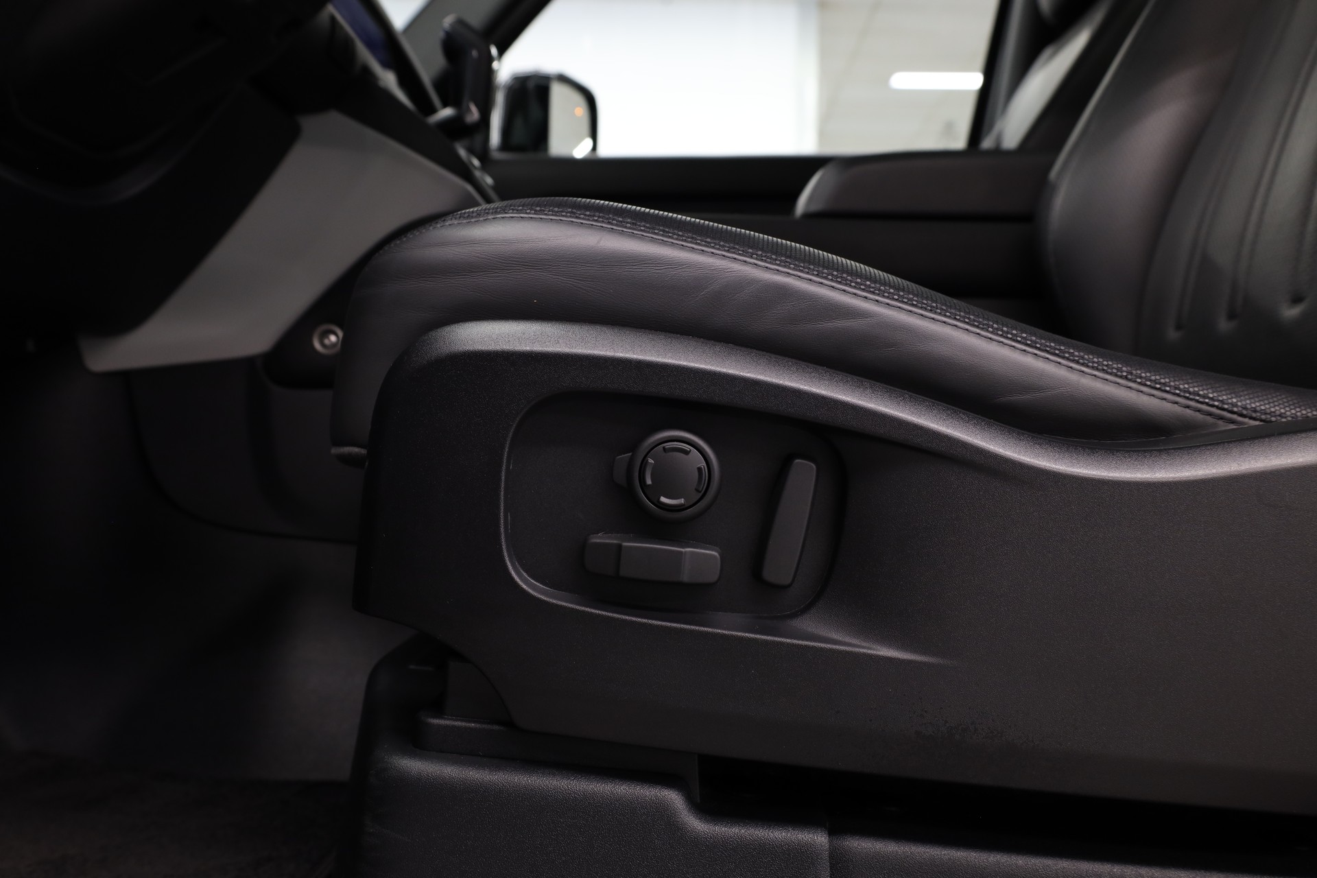 LAND ROVER Defender 90 3.0 I6 X-Dynamic HSE-image-32