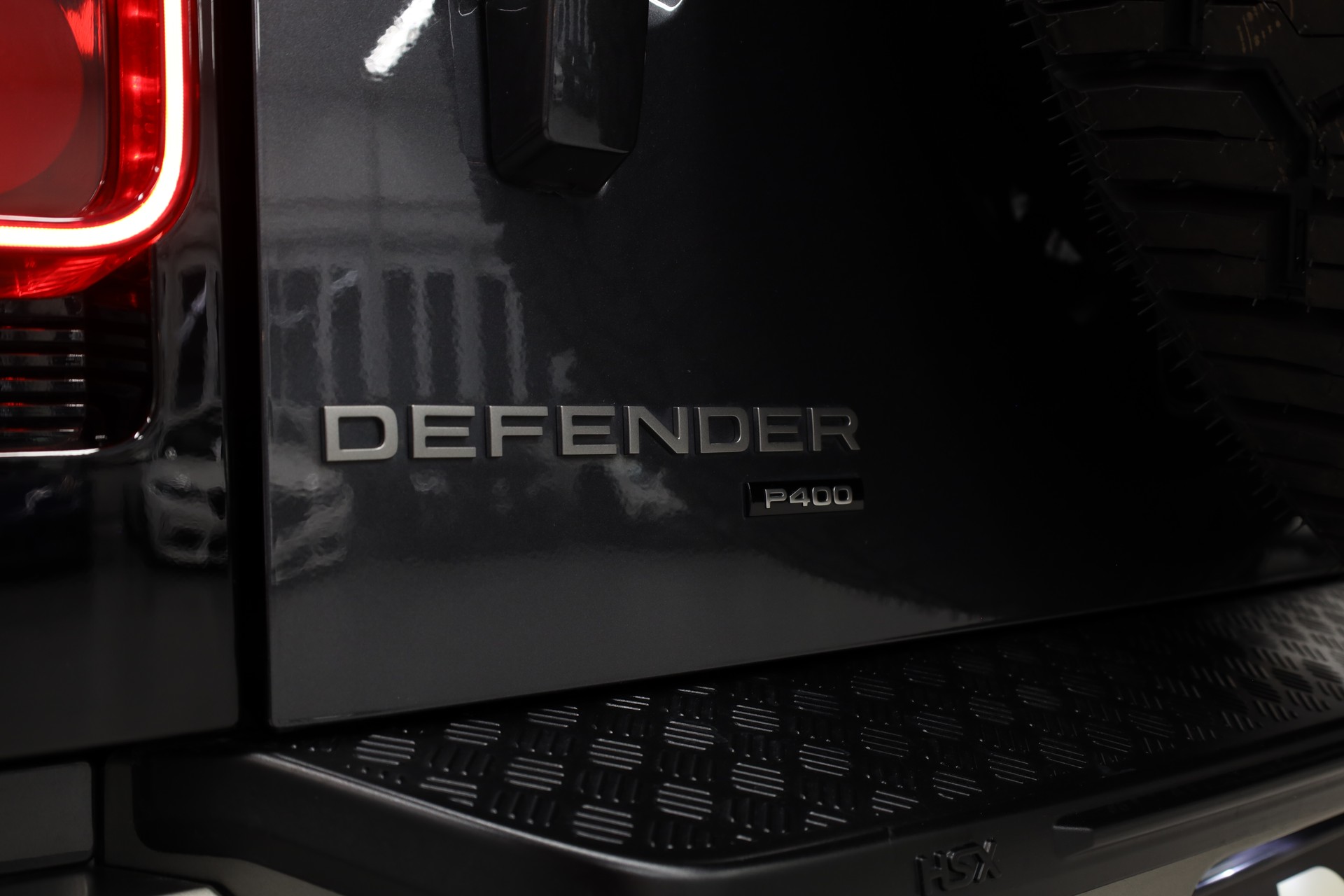 LAND ROVER Defender 90 3.0 I6 X-Dynamic HSE-image-11