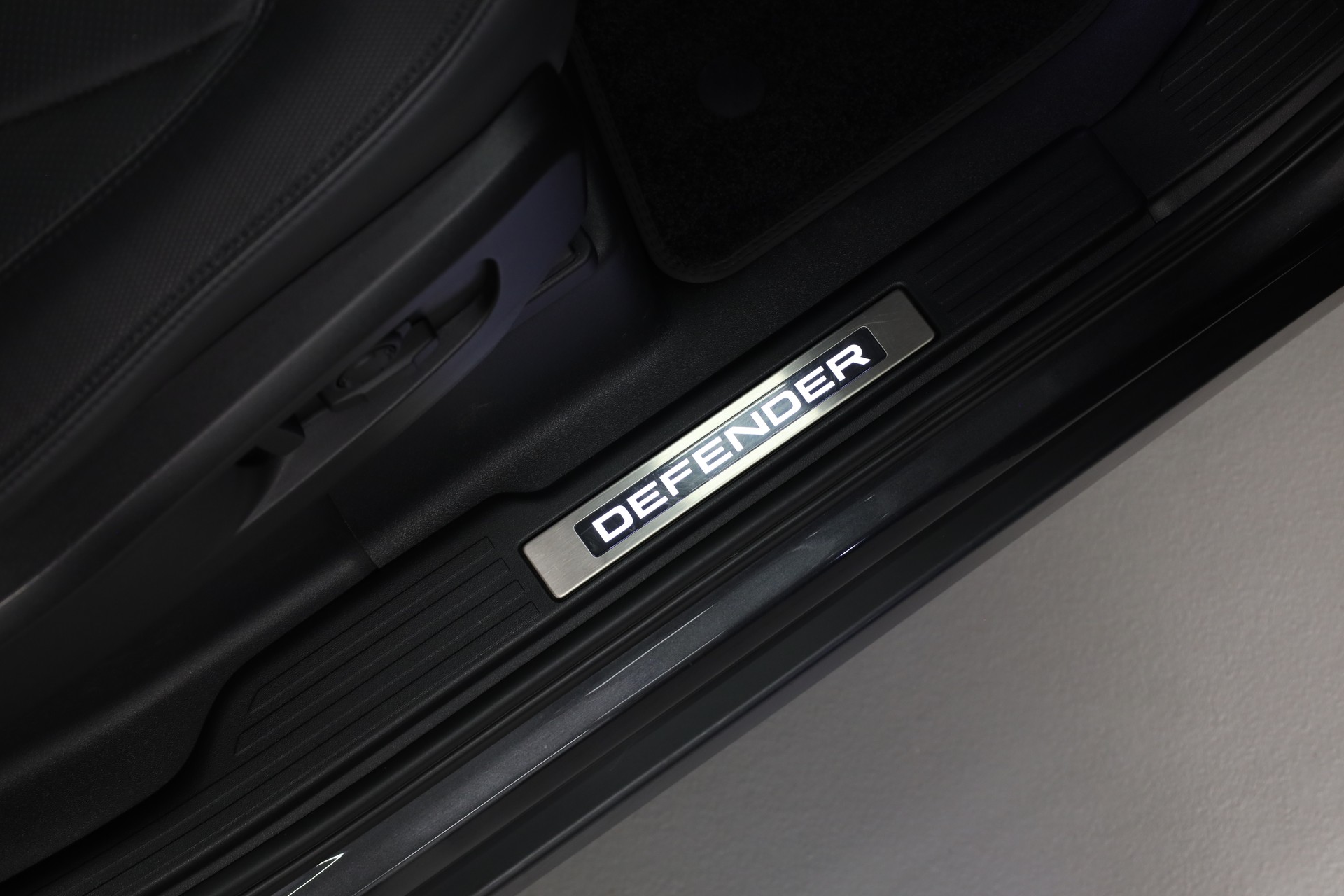 LAND ROVER Defender 90 3.0 I6 X-Dynamic HSE-image-34