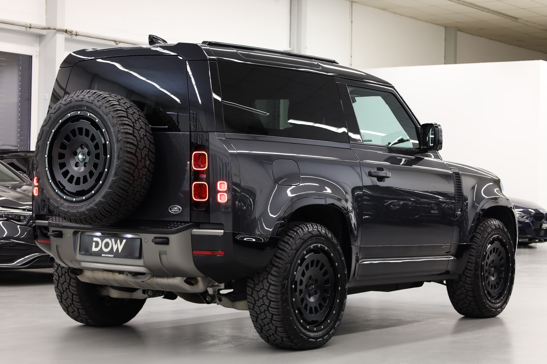 LAND ROVER Defender 90 3.0 I6 X-Dynamic HSE-image-4