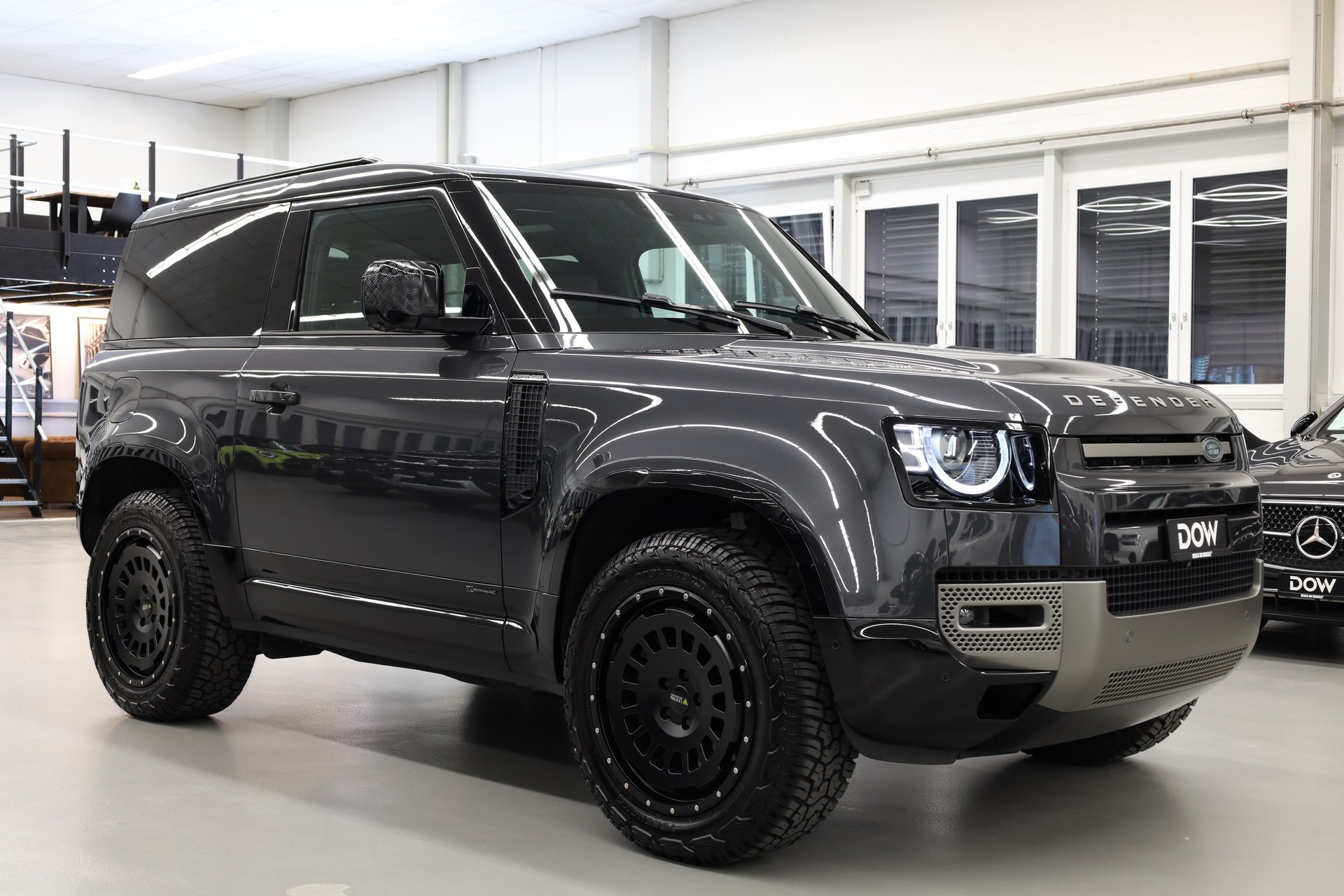 LAND ROVER Defender 90 3.0 I6 X-Dynamic HSE-showroom-element-1