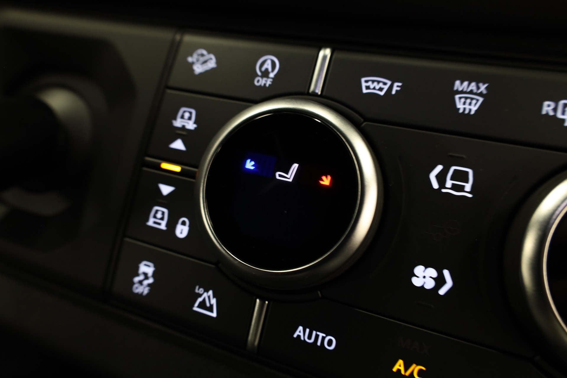 LAND ROVER Defender 90 3.0 I6 X-Dynamic HSE-image-29