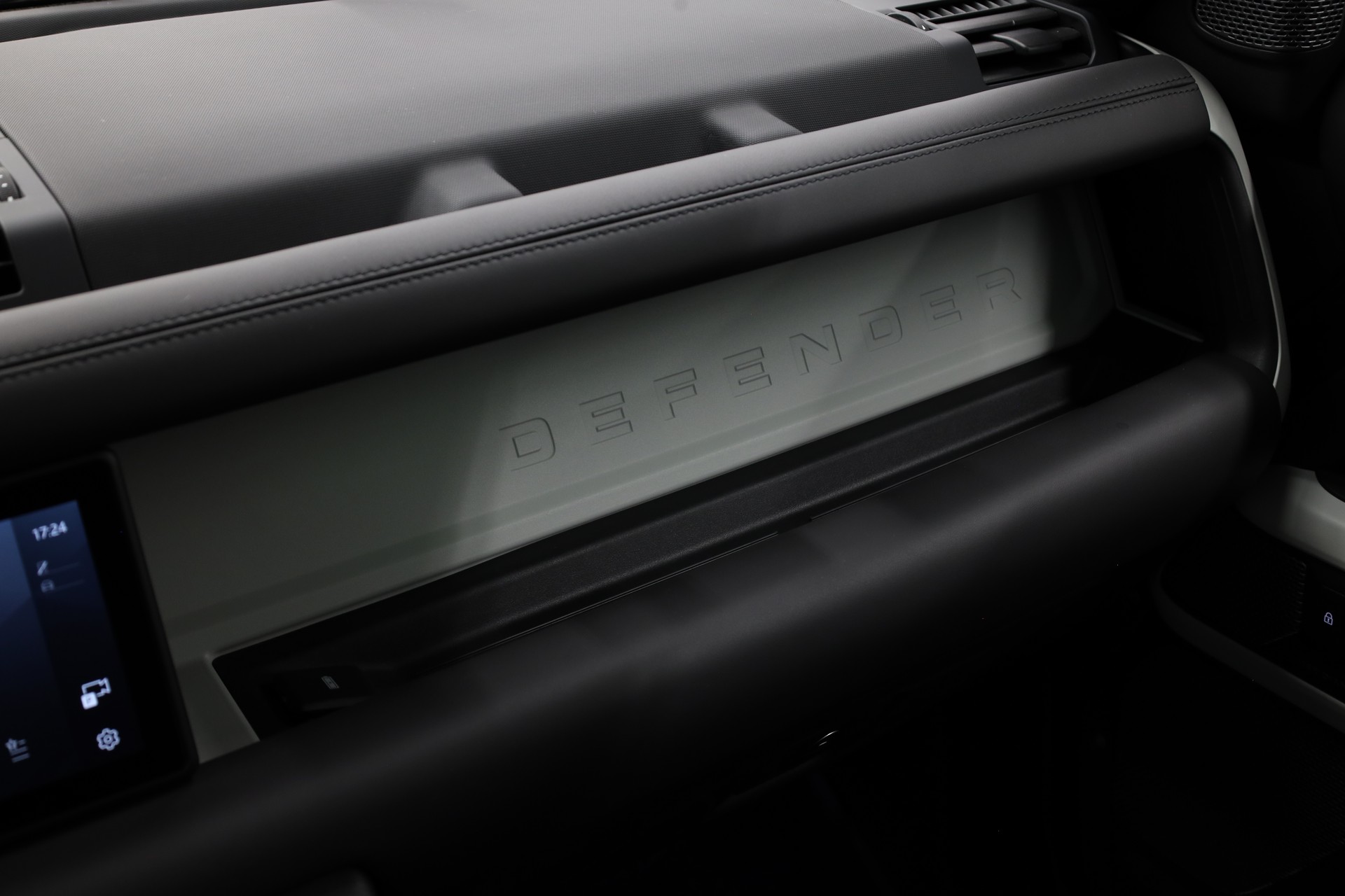 LAND ROVER Defender 90 3.0 I6 X-Dynamic HSE-image-26