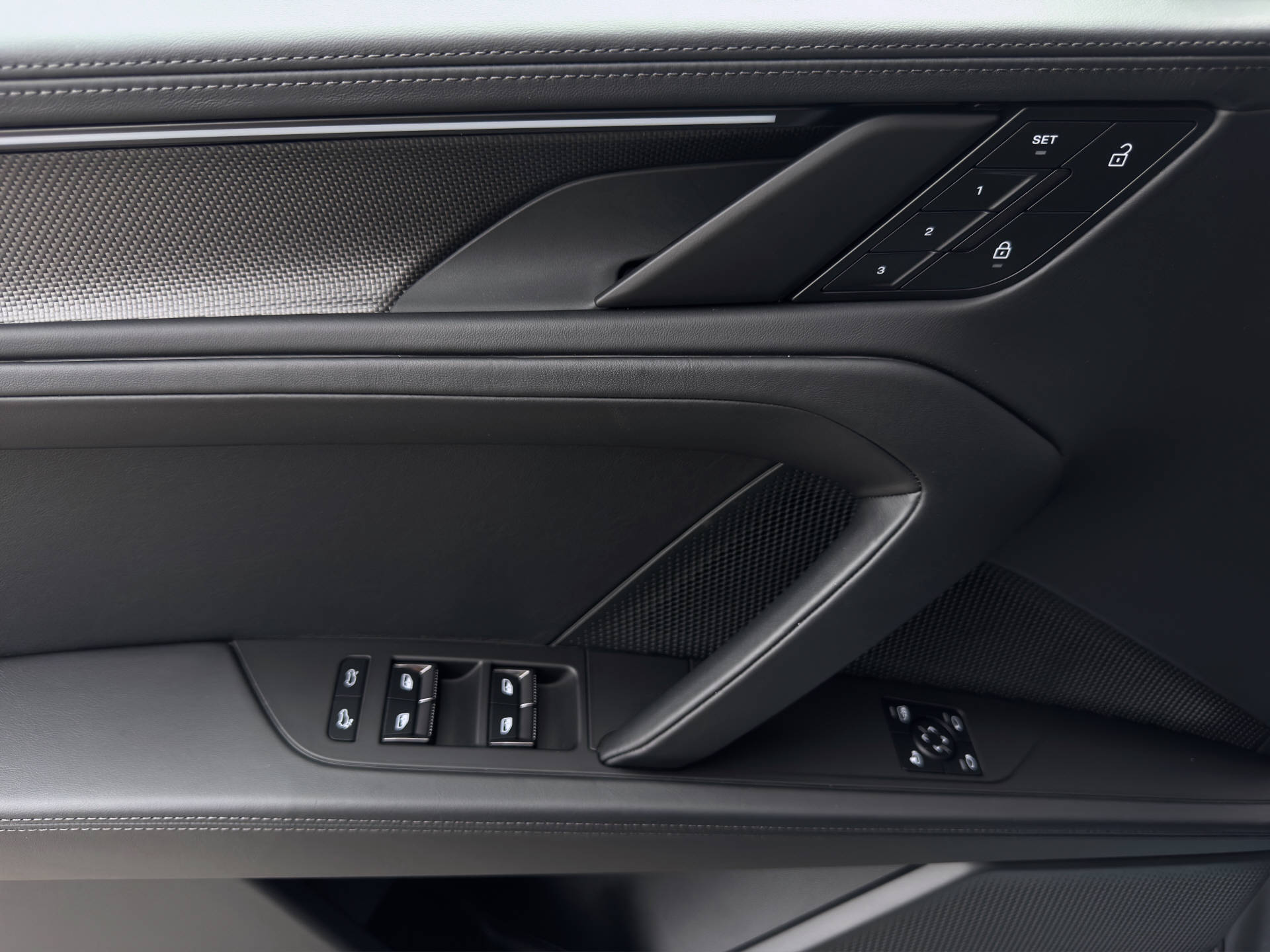 PORSCHE Cayenne Electric-image-10