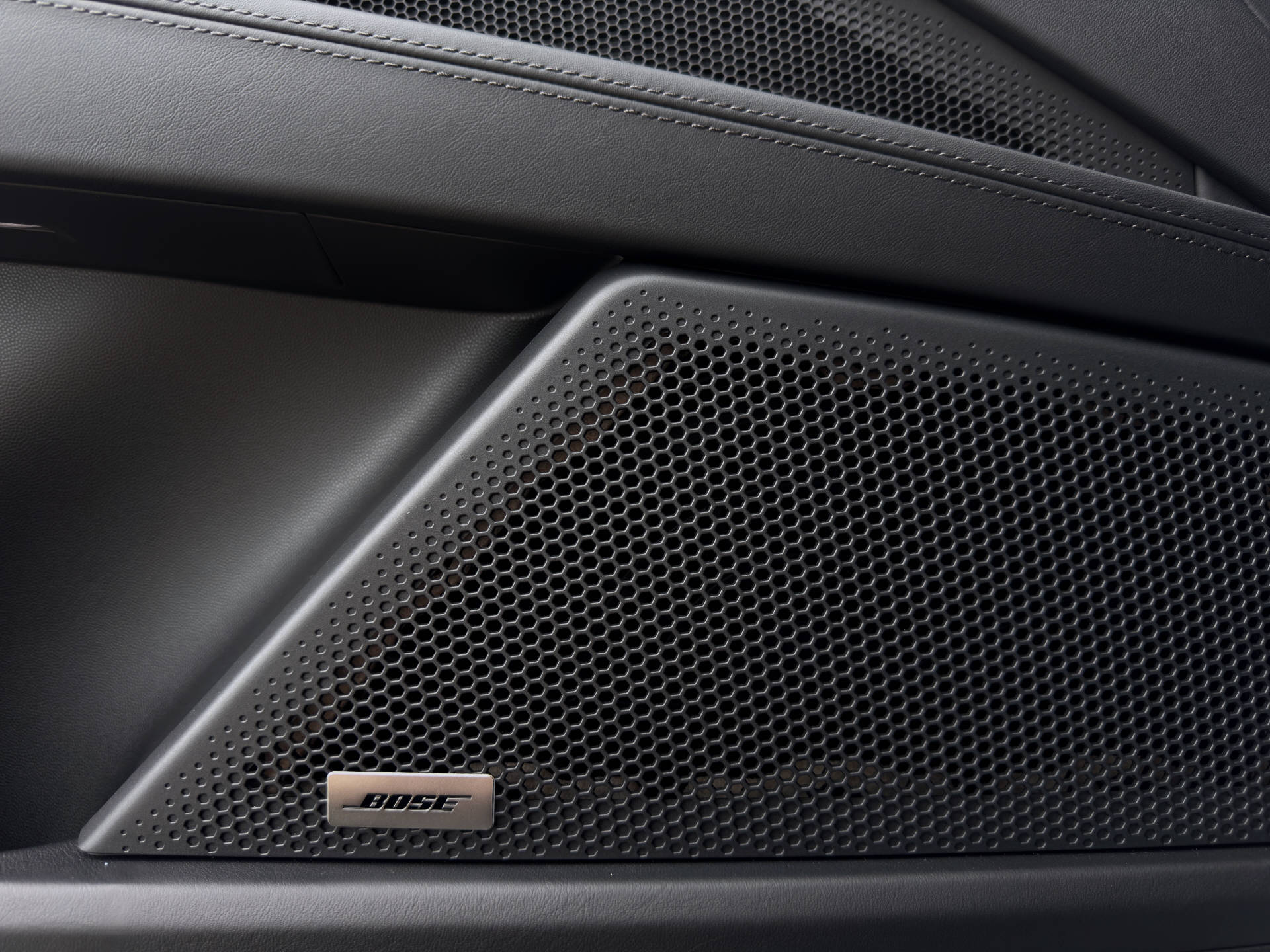PORSCHE Cayenne Electric-image-11