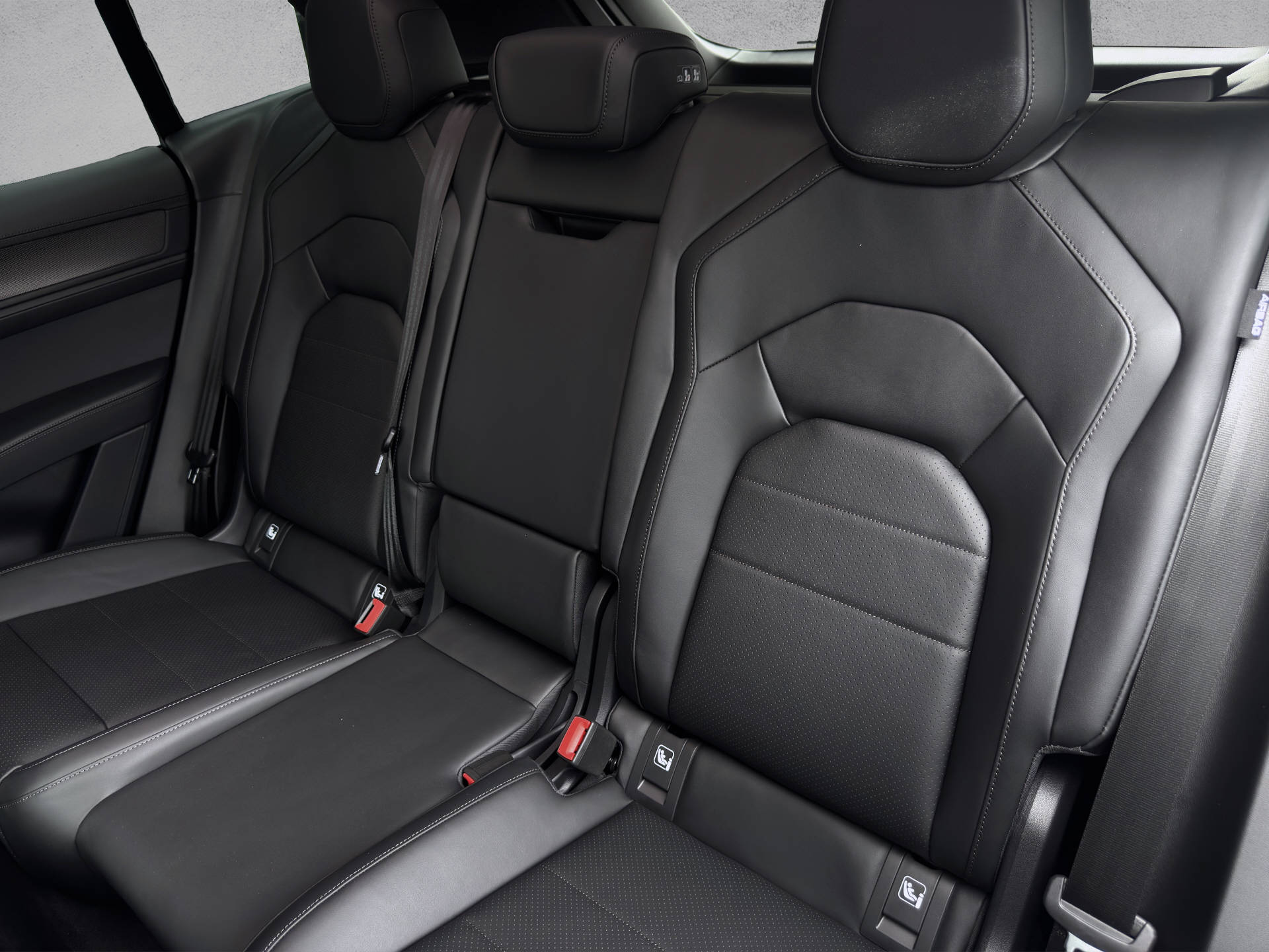 PORSCHE Cayenne Electric-image-12