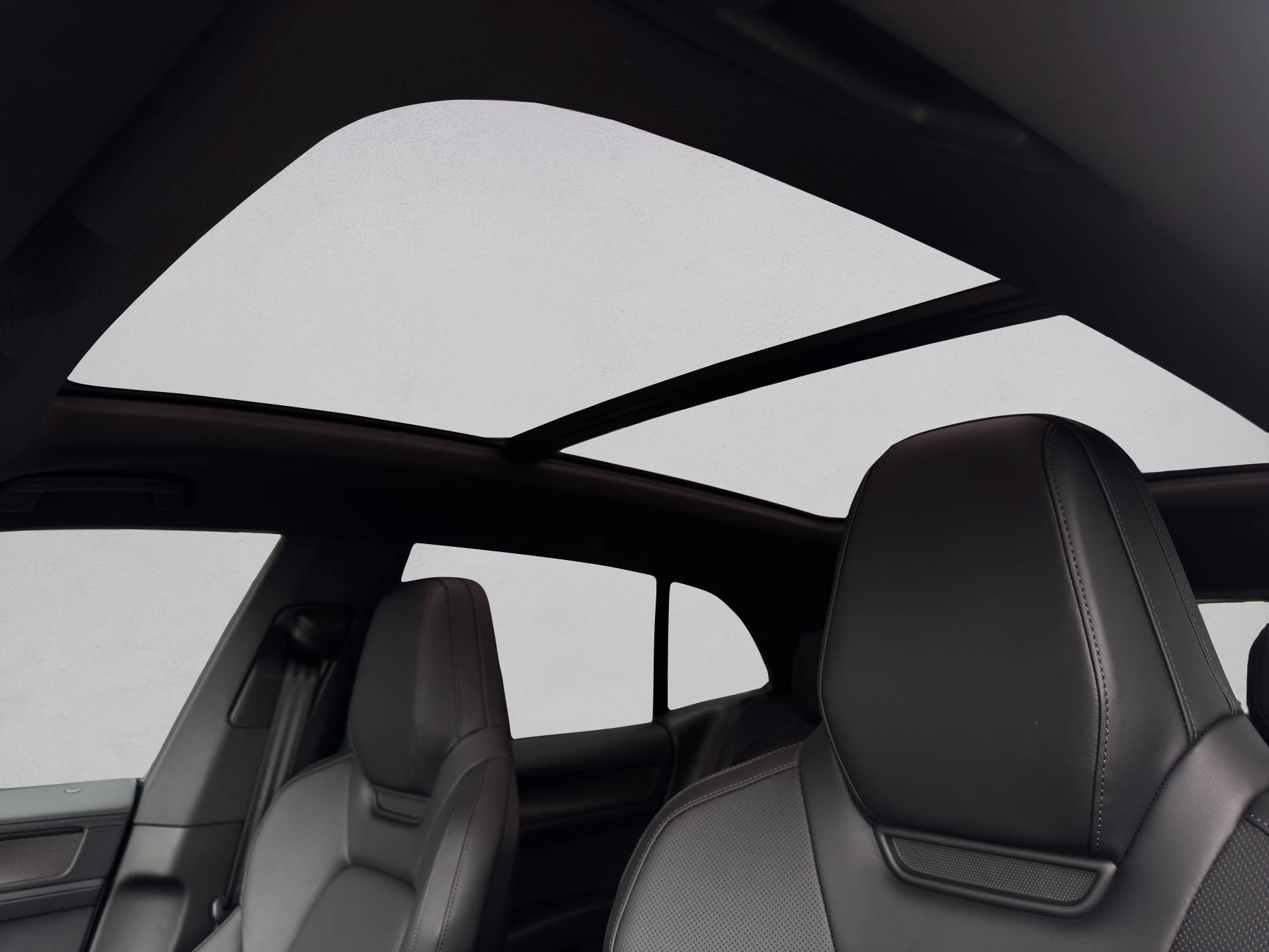 PORSCHE Cayenne Electric-image-14