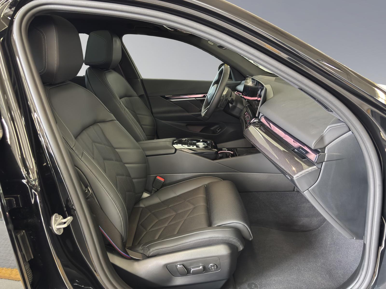 BMW 520d xDrive Touring-image-17