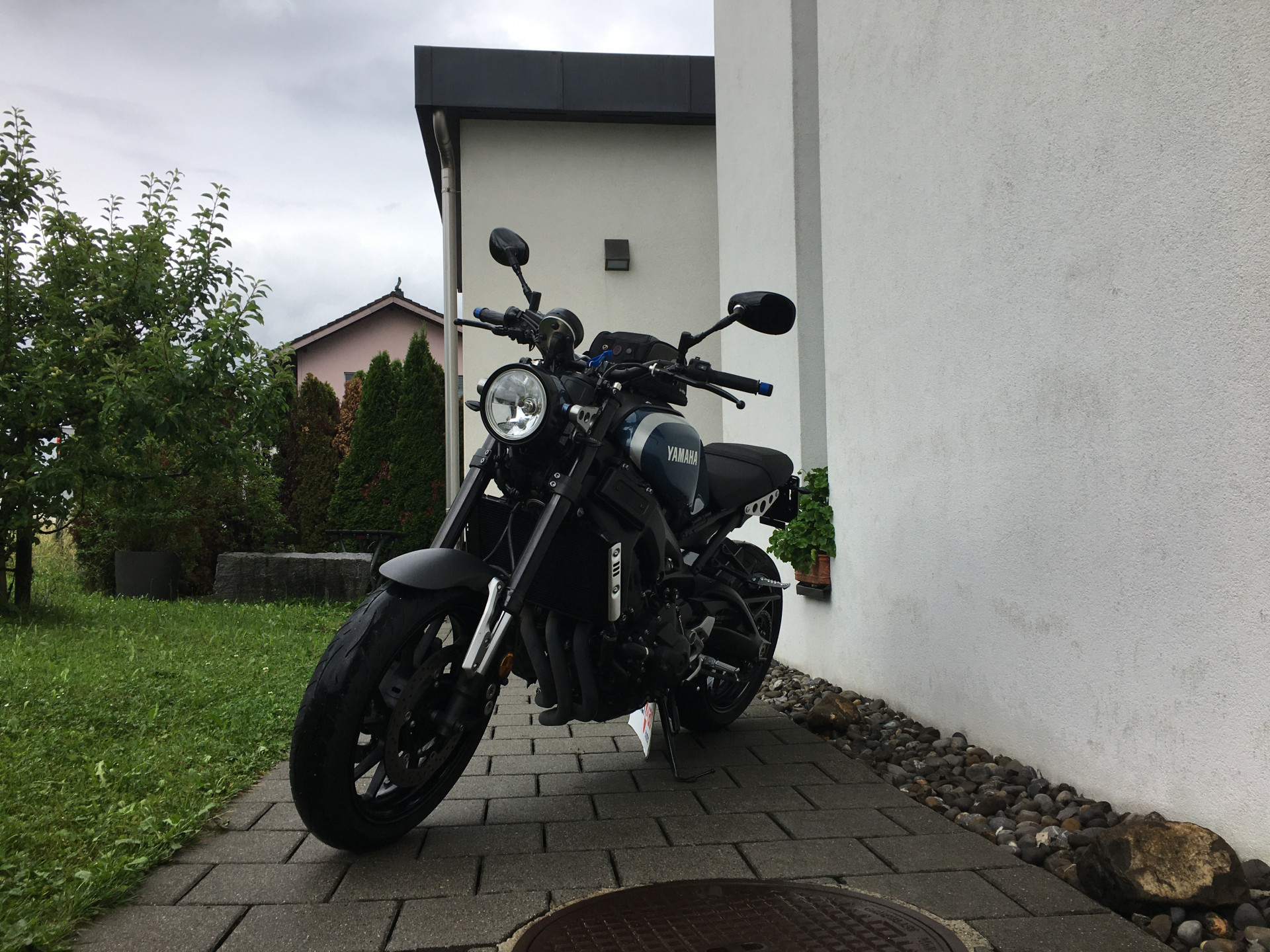 YAMAHA XSR 900 Retro Sport-image-1