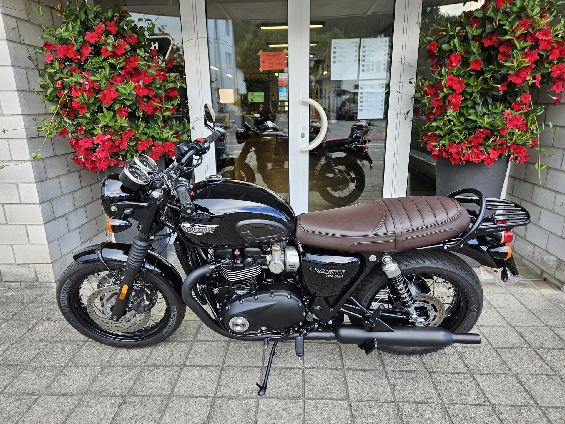 TRIUMPH Bonneville T120 Black-image-4