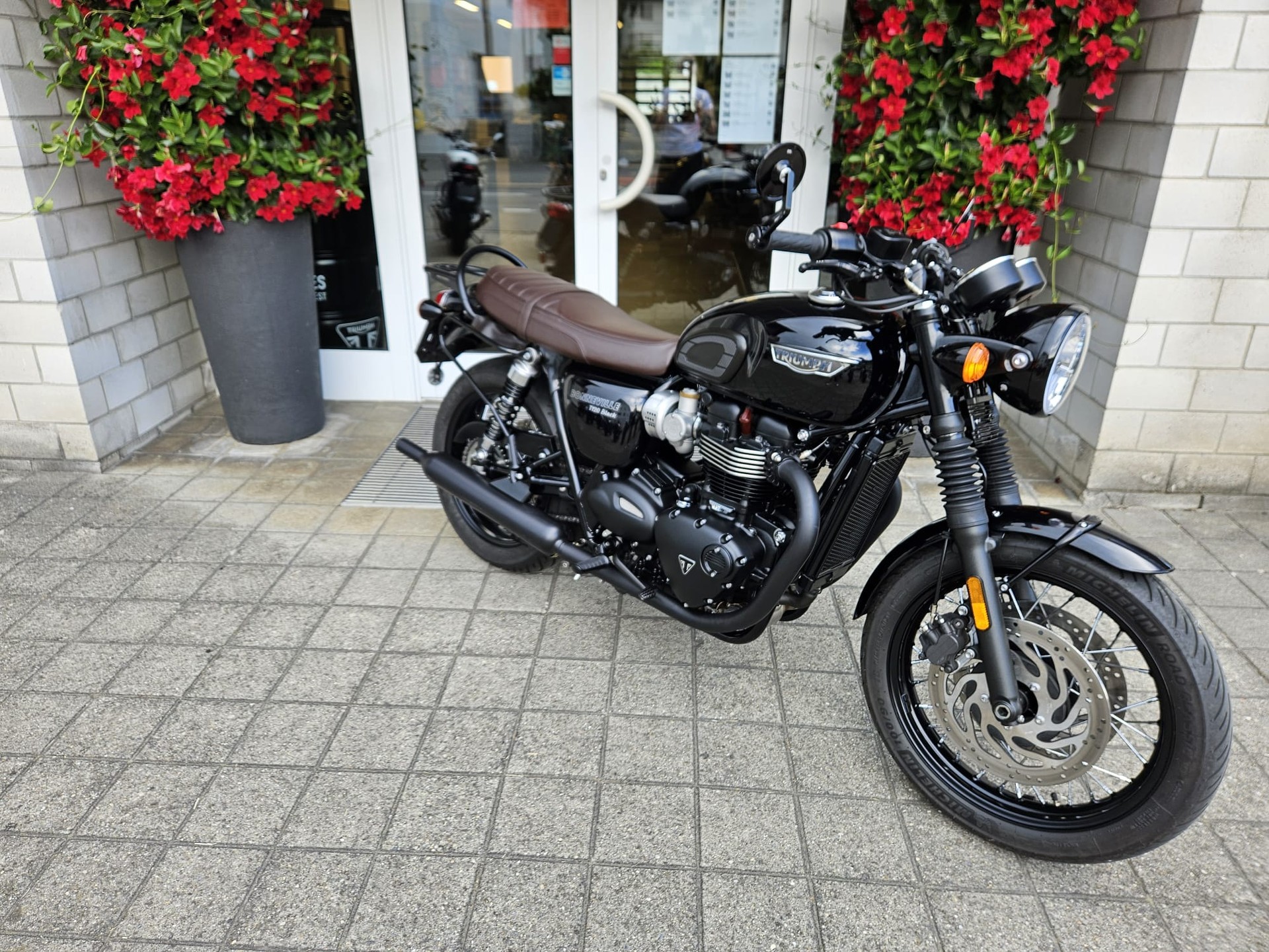 TRIUMPH Bonneville T120 Black-image-2