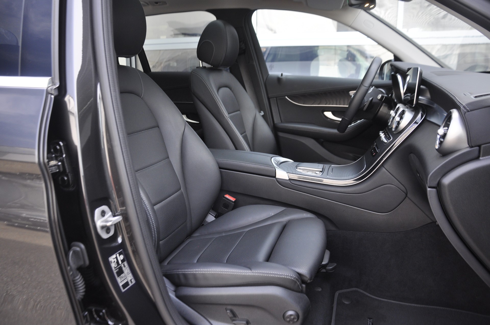 MERCEDES-BENZ GLC 300 e 4Matic 9G-Tronic I Anhängerkupplung-image-6