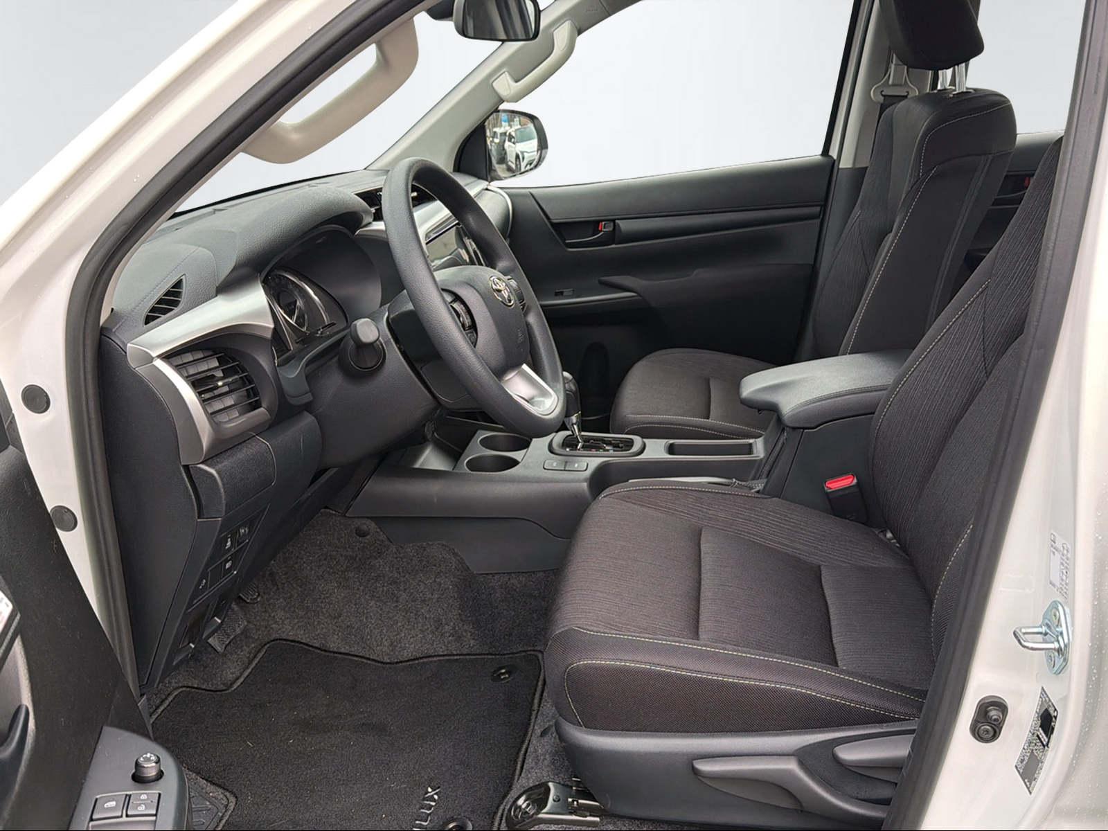 TOYOTA Hilux Double Cab.-Pick-up 2.4 D-4D 150 Comfort-showroom-element-2