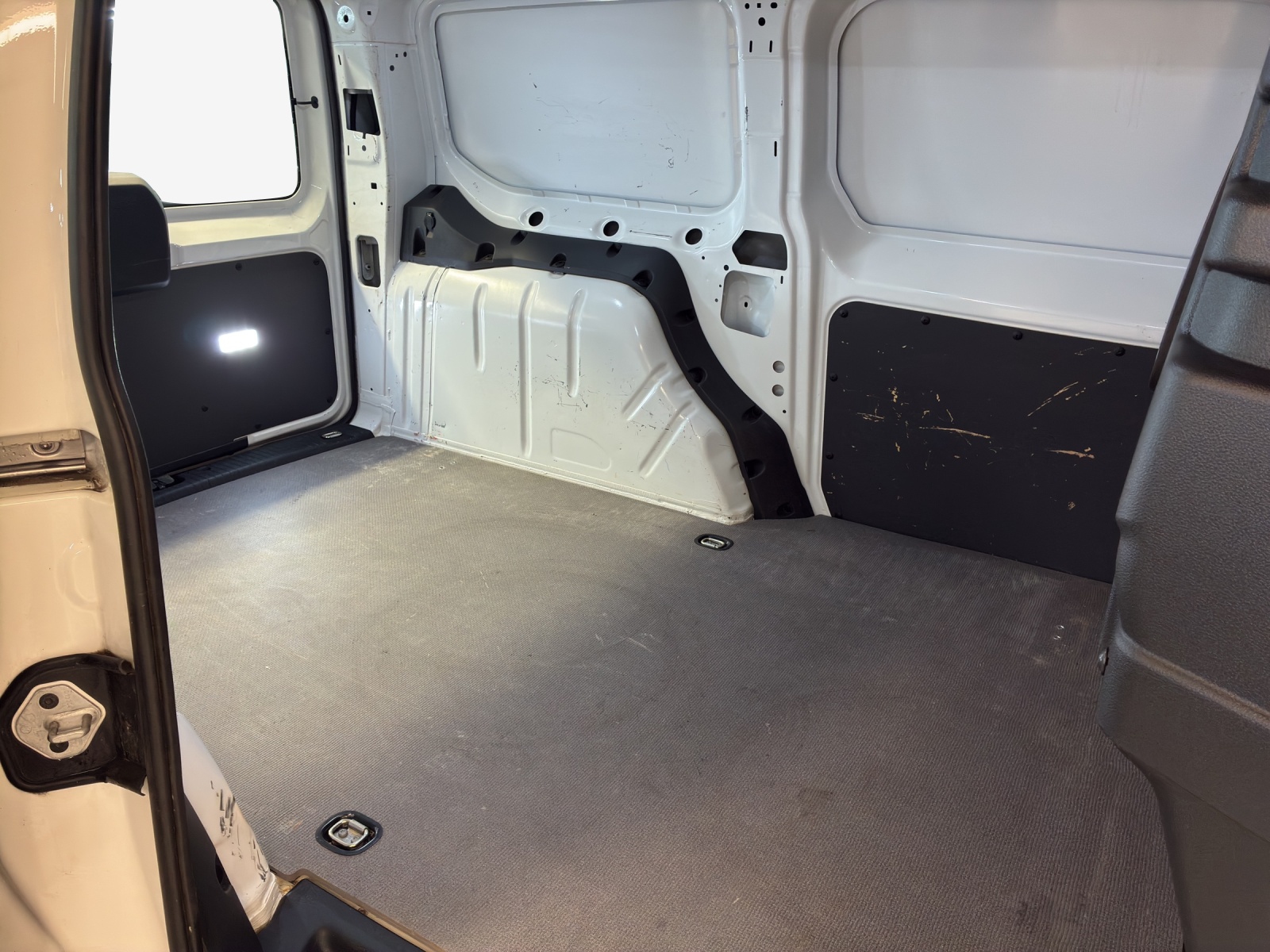 VW Caddy Cargo 2.0TDI Maxi-image-11