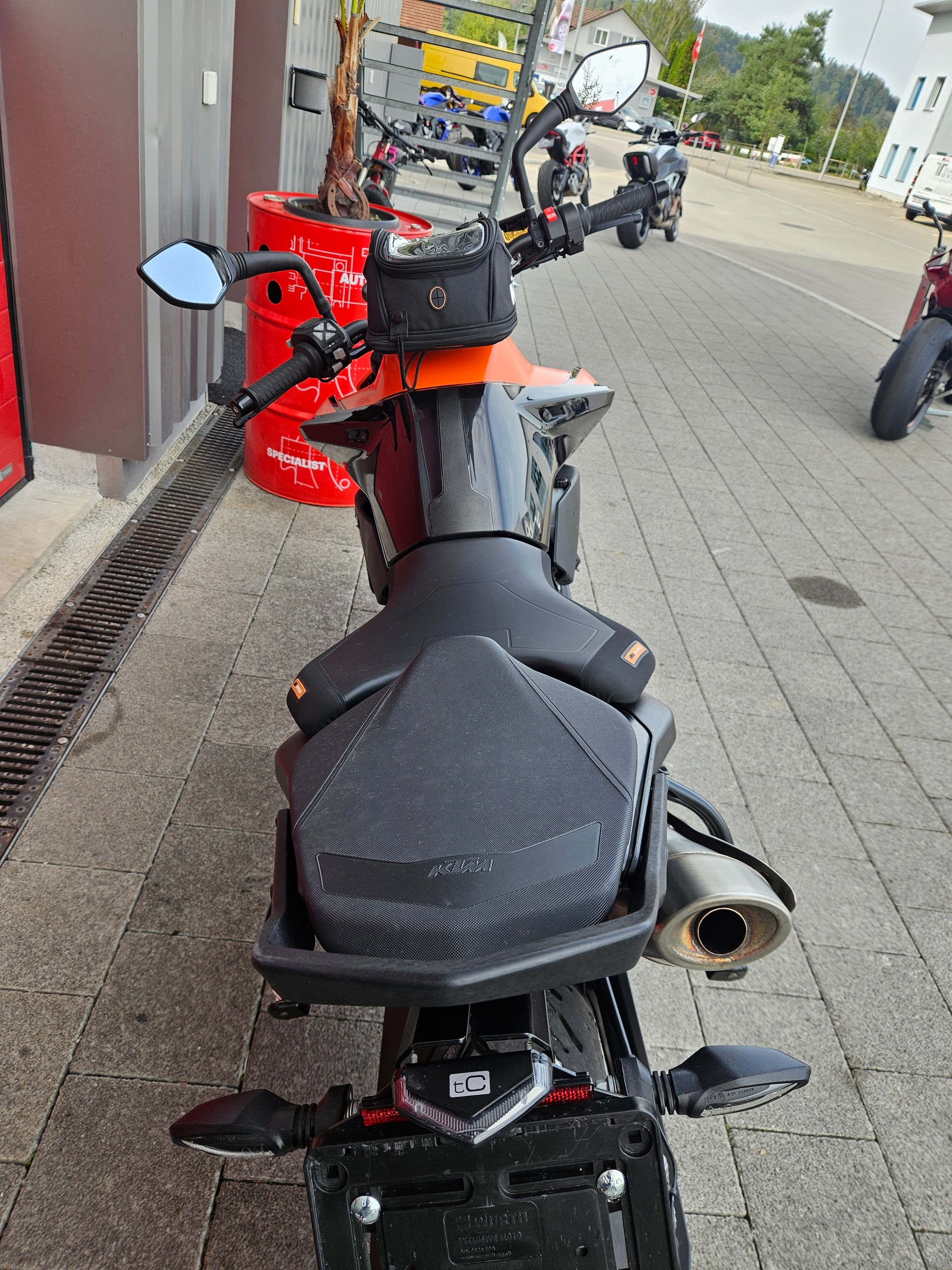 KTM 890 Duke-image-2