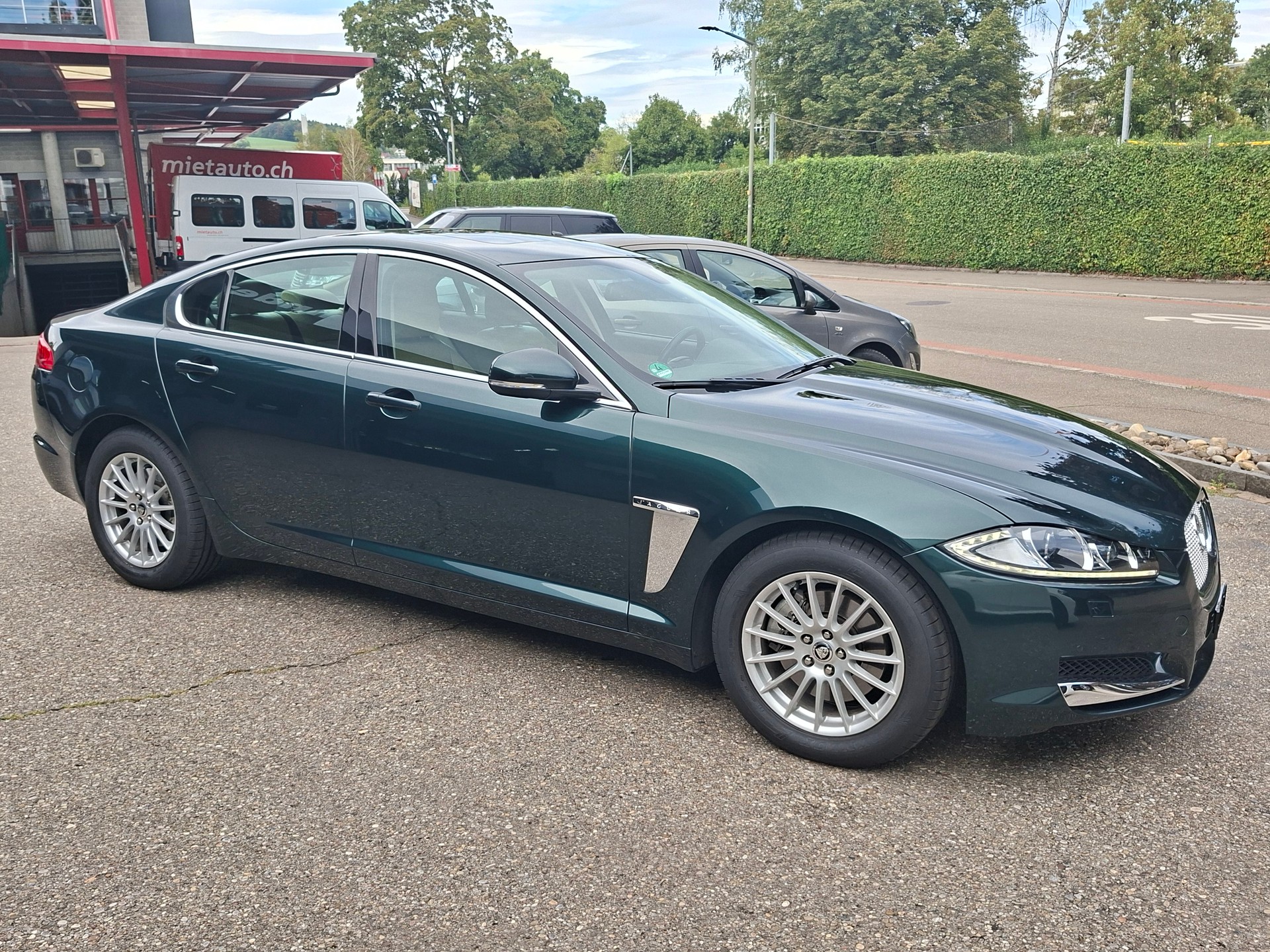 JAGUAR XF 2.2d-showroom-element-2