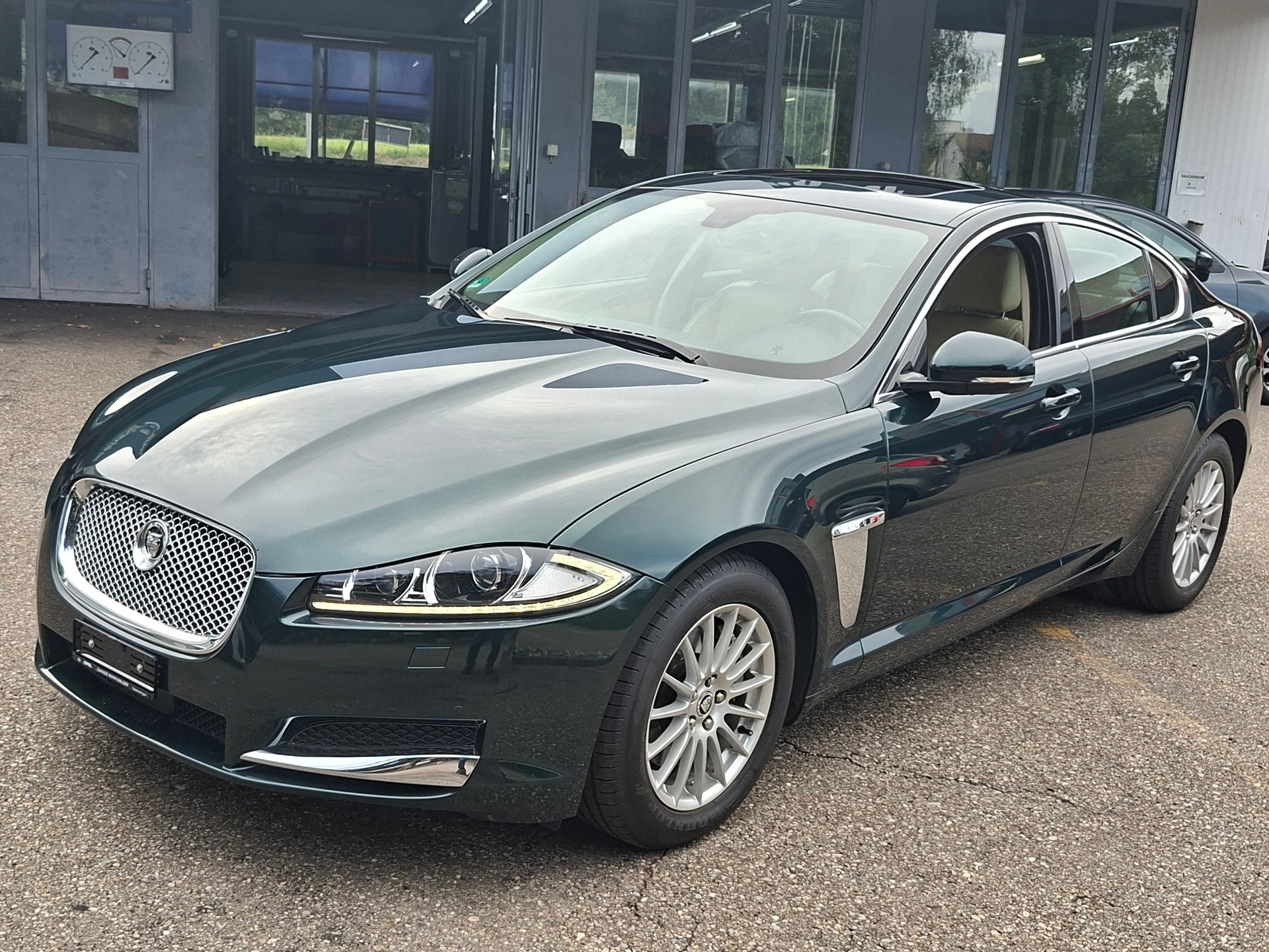 JAGUAR XF 2.2d-showroom-element-1