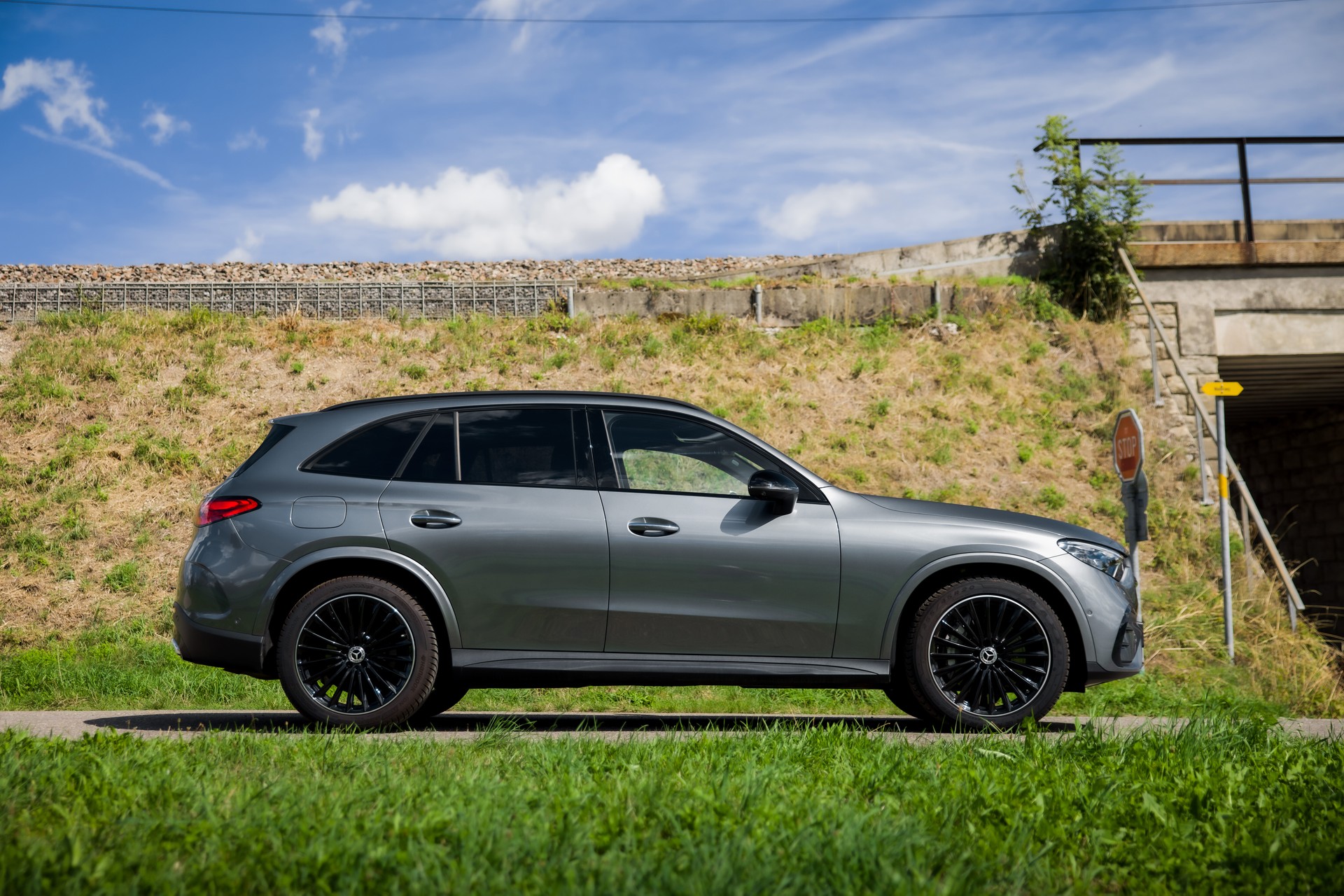 MERCEDES-BENZ GLC 300 4Matic AMG Line 9G-Tronic-image-4