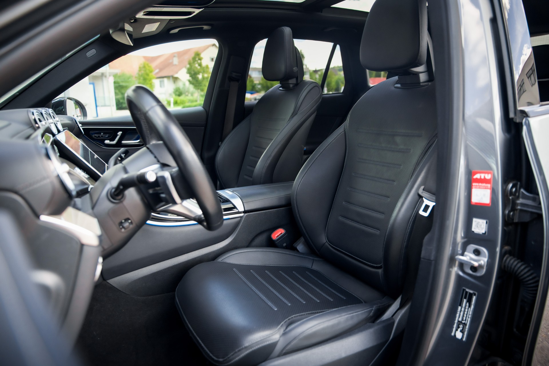 MERCEDES-BENZ GLC 300 4Matic AMG Line 9G-Tronic-image-16