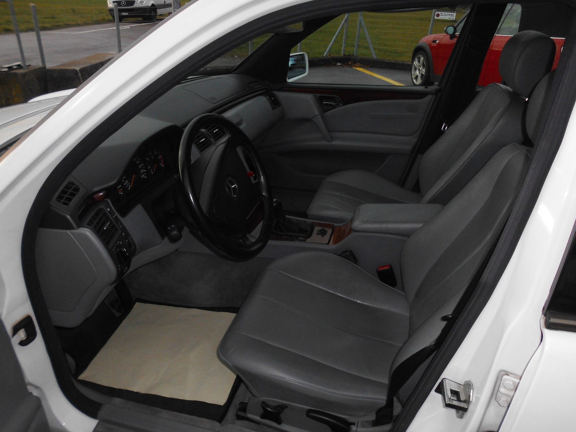 MERCEDES-BENZ E 220 CDI Classic-image-10