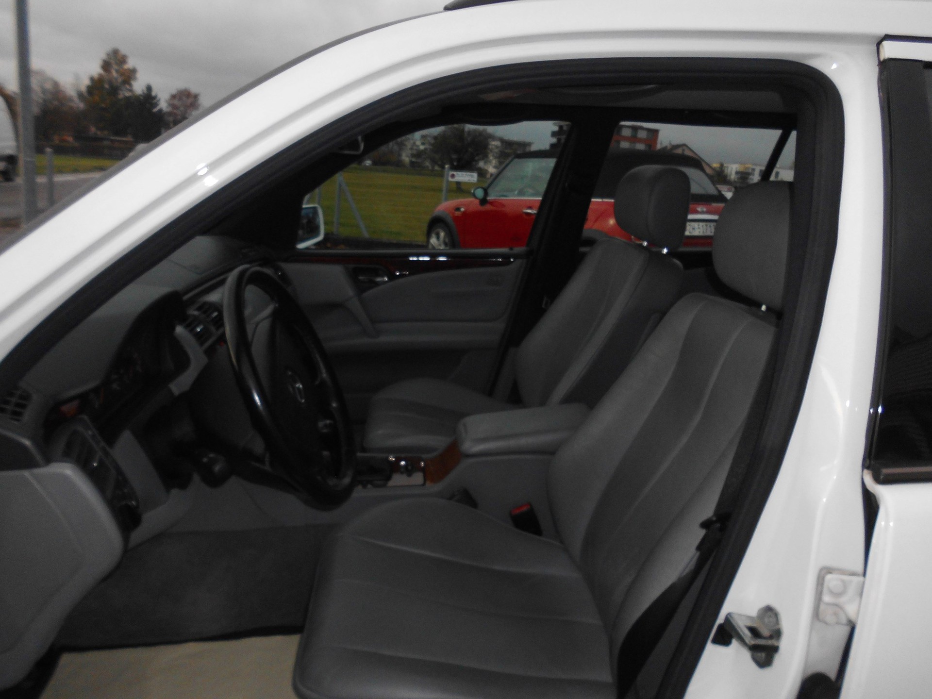 MERCEDES-BENZ E 220 CDI Classic-image-11
