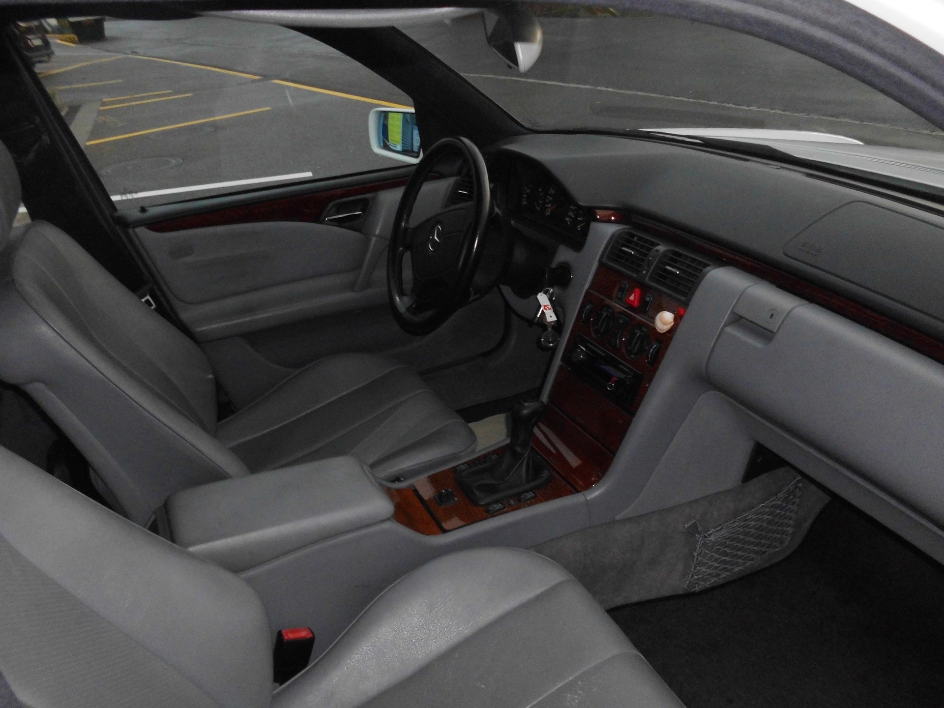 MERCEDES-BENZ E 220 CDI Classic-image-14