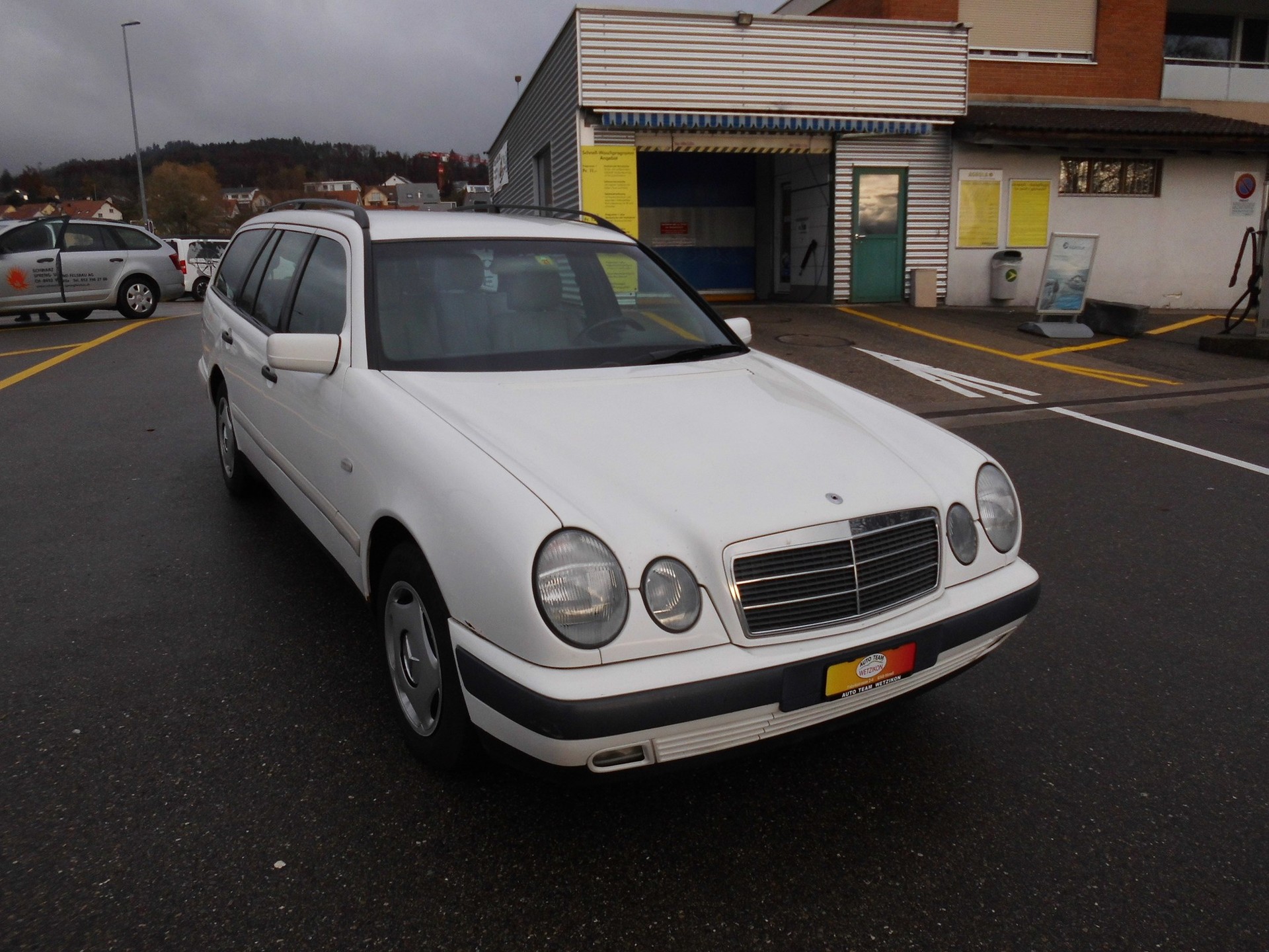 MERCEDES-BENZ E 220 CDI Classic-image-2