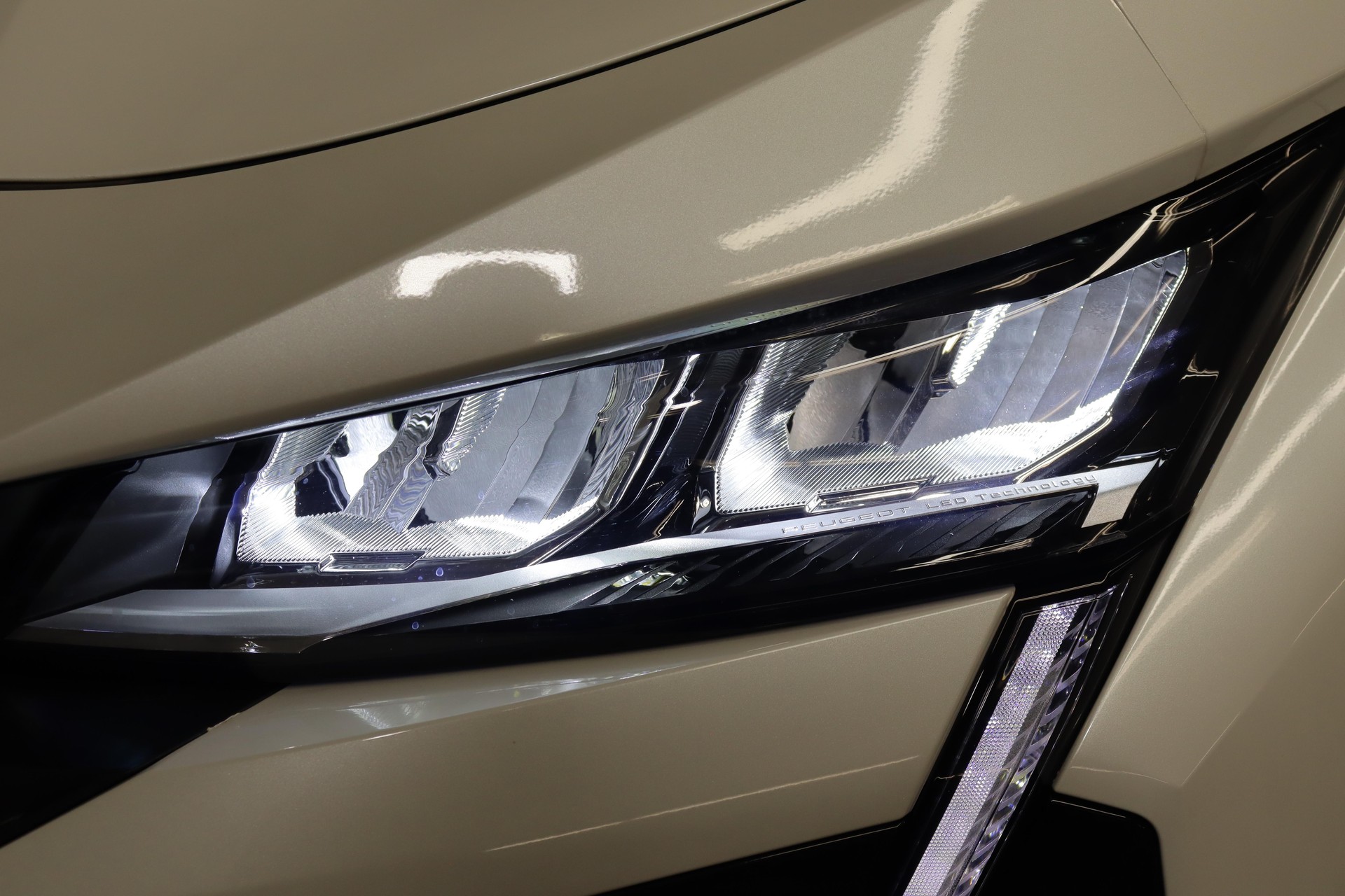 PEUGEOT 408 1.6 PHEV 225 Allure Pack-image-15
