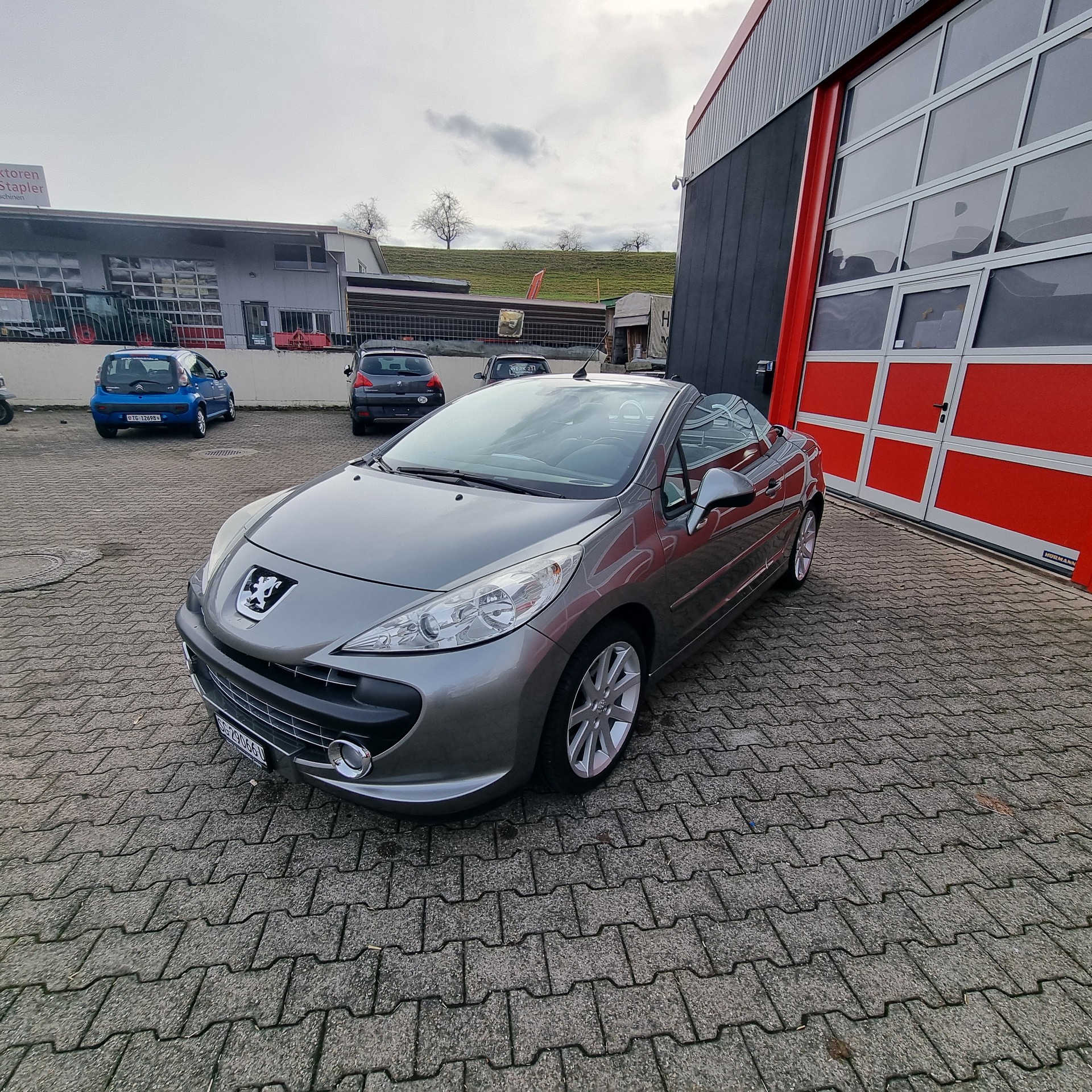 PEUGEOT 207 CC 1.6 16V Turbo Roland Garros Edition-image-2
