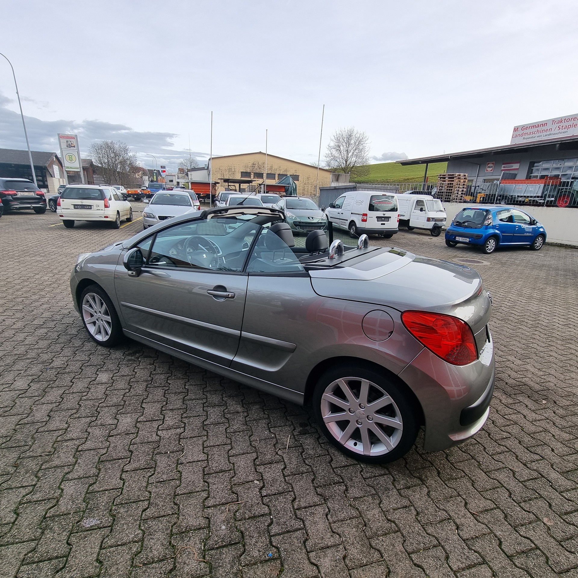 PEUGEOT 207 CC 1.6 16V Turbo Roland Garros Edition-image-4