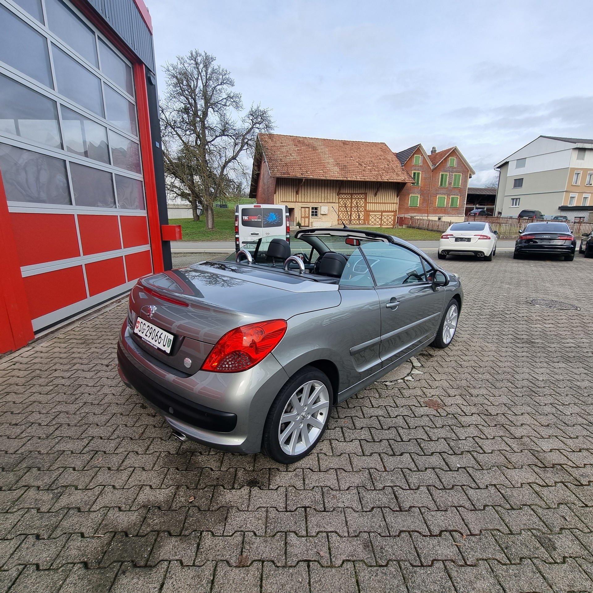 PEUGEOT 207 CC 1.6 16V Turbo Roland Garros Edition-image-6