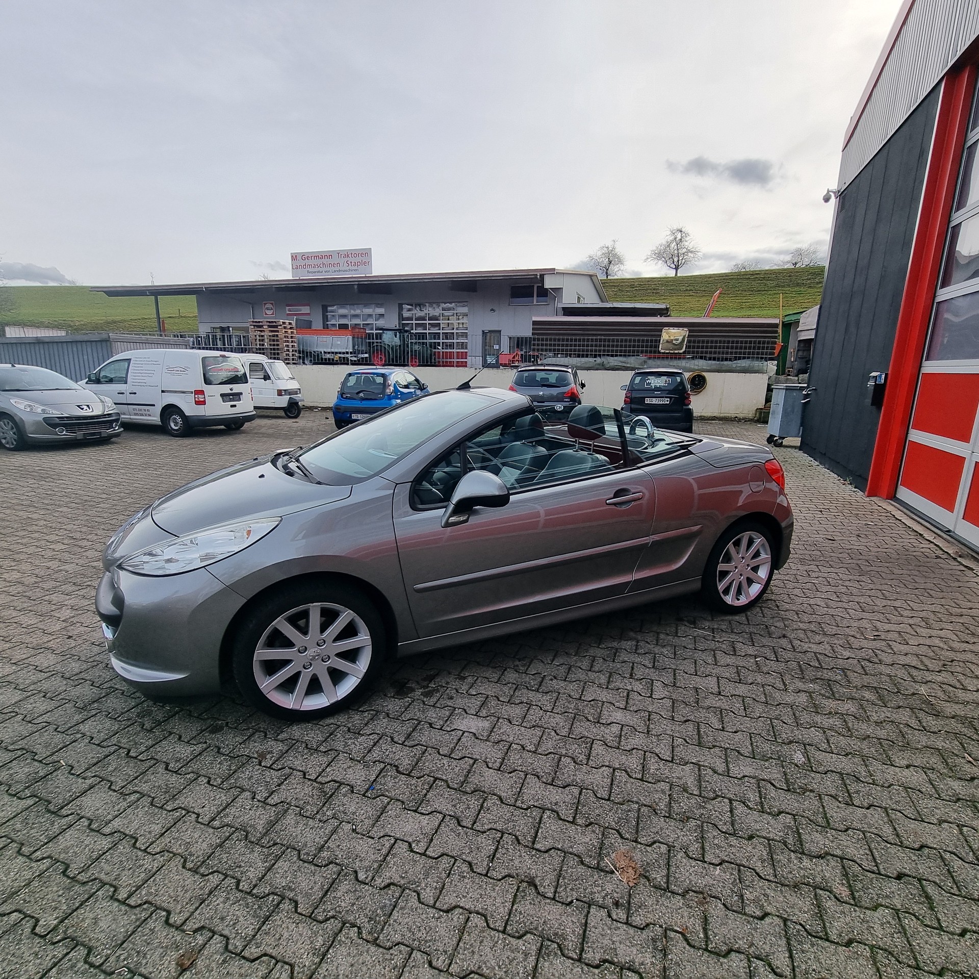 PEUGEOT 207 CC 1.6 16V Turbo Roland Garros Edition-image-3